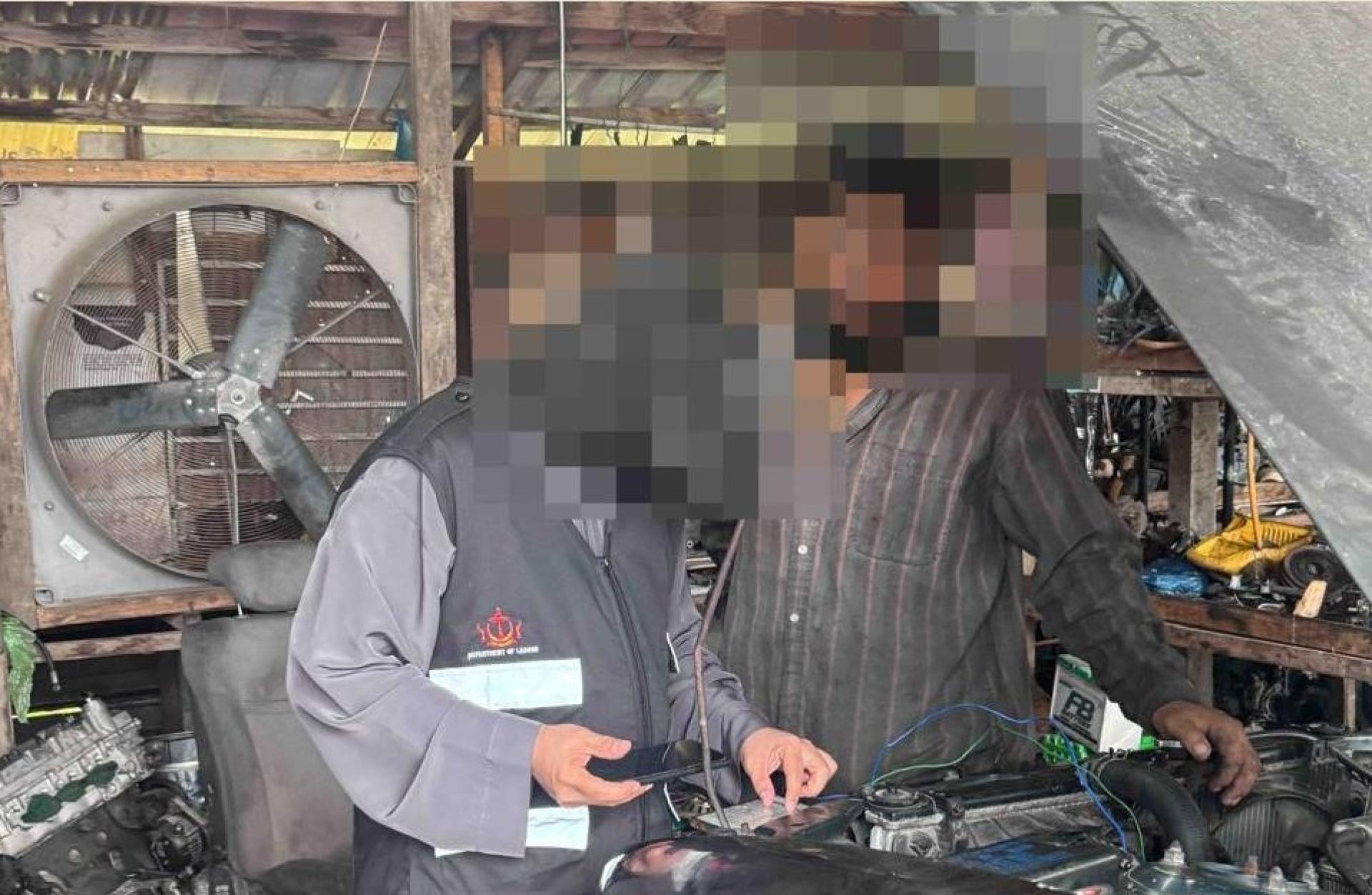 执法人员进行检查