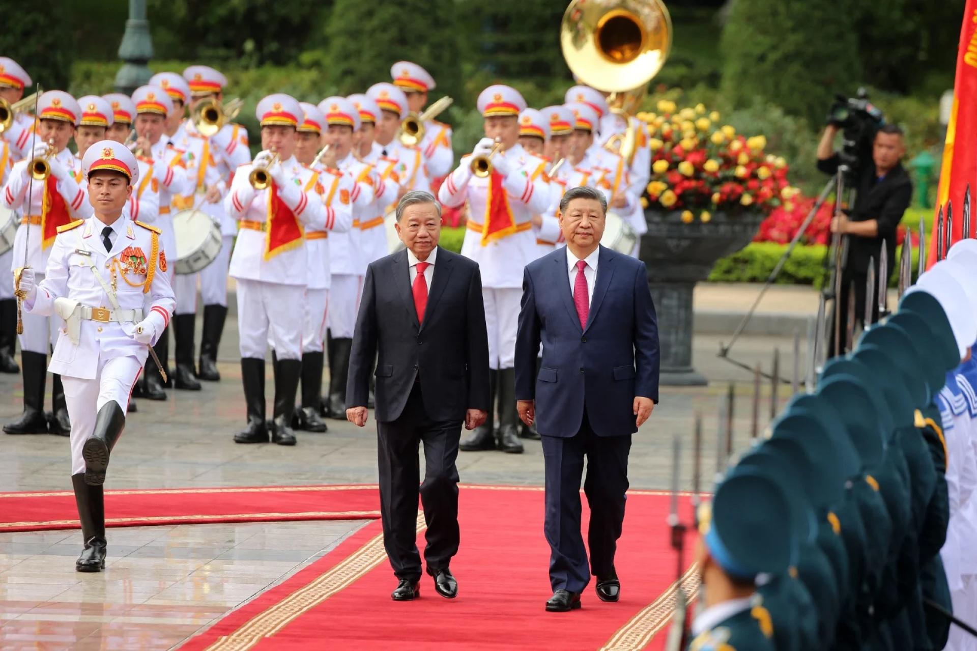 14日下午，中国国家主席习近平（右）在越共总书记苏林陪同下检阅仪仗队。