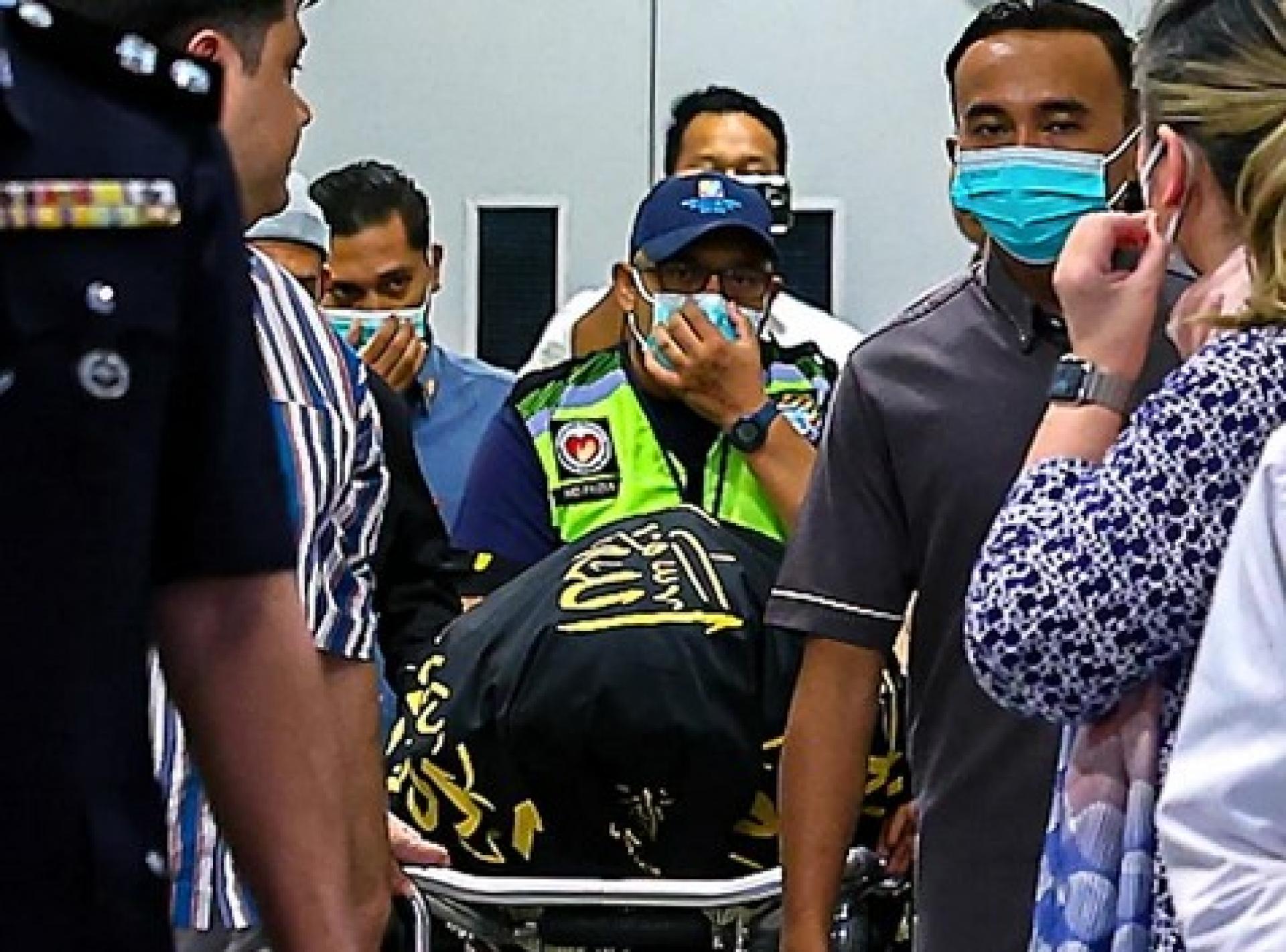 敦阿都拉的遗体周一晚已从国家心脏中心被移送至其位于首都的住所。公众若欲向已故伯拉致上最后敬意，可于周二上午11时至下午1时，前往国家清真寺前往吊唁。