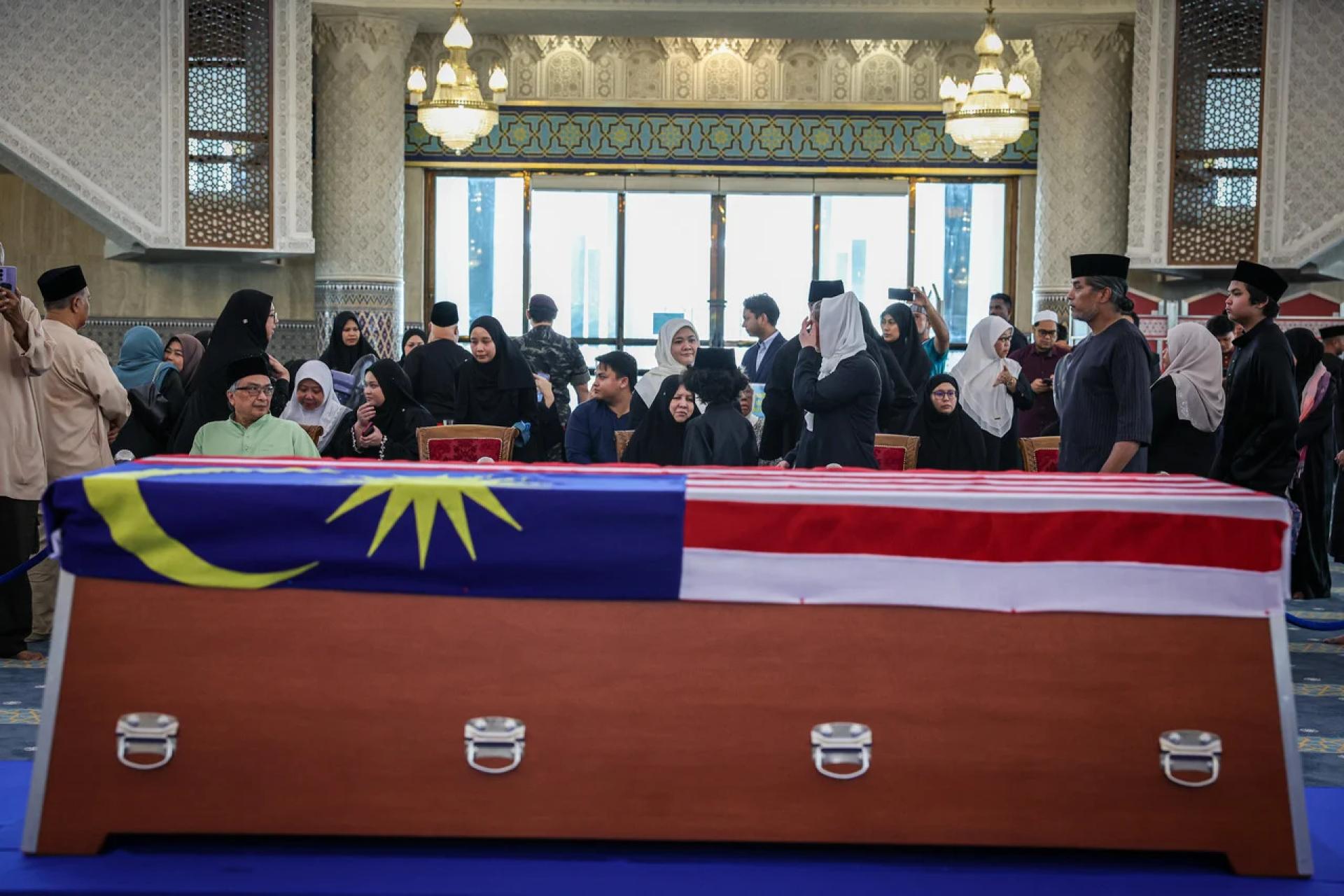 前首相已故敦阿都拉的灵柩周二上午已安放在国家清真寺的主祈祷室，并盖上国旗进行国葬。