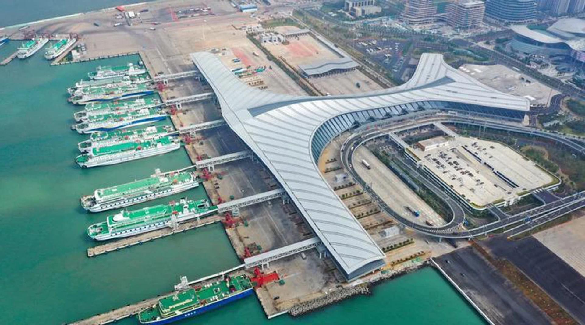 这是海口新海滚装码头客运综合枢纽站项目，是海南自贸港封关运作的重要配套设施。（图：新华社）