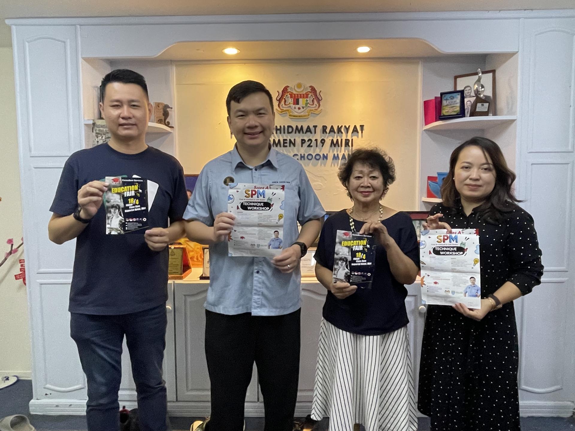 左起是筹备会主席林思健律师、赞助人赵俊文国会议员和L&P升学辅导中心负责人林芳仙等手持  教育展宣传单合影。