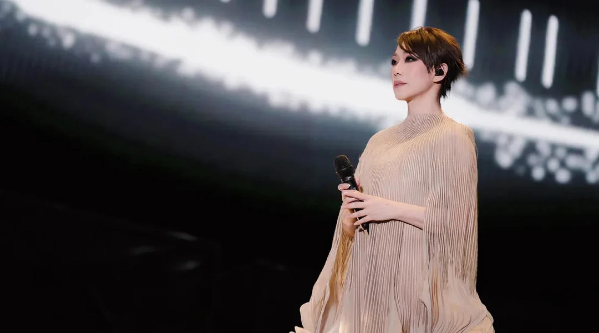 林忆莲广州开唱因大风导致舞台呈现不如预期，两度道歉。