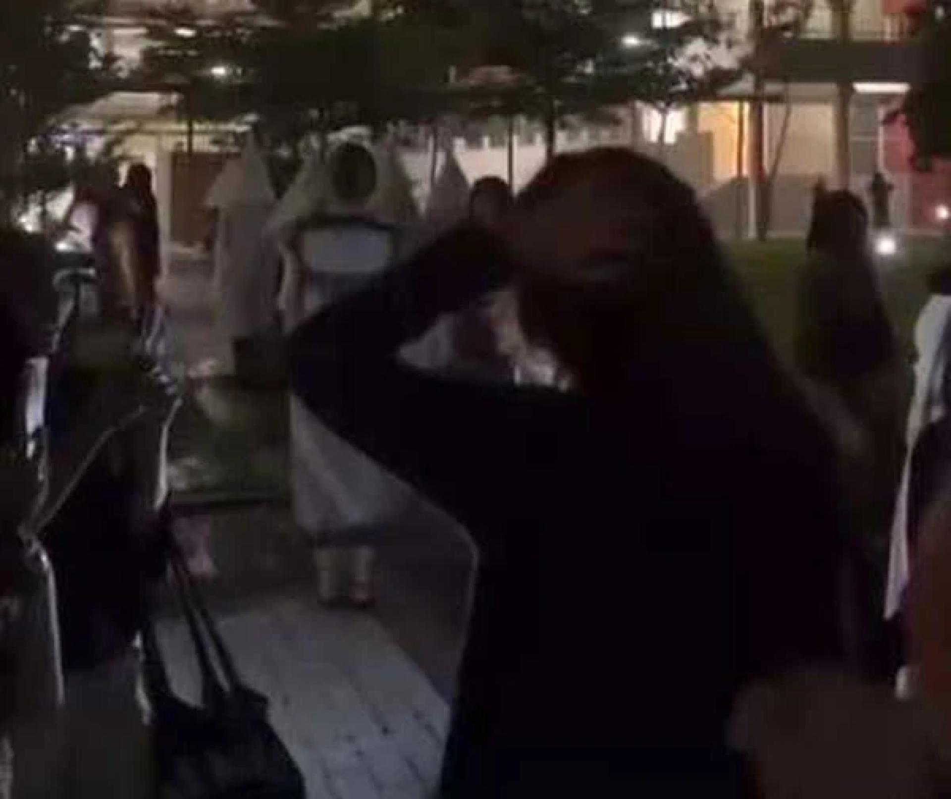 网传一段身穿犹如美国种族主义民间组织3K党衣服的人，在大学出没，引起网民热议。