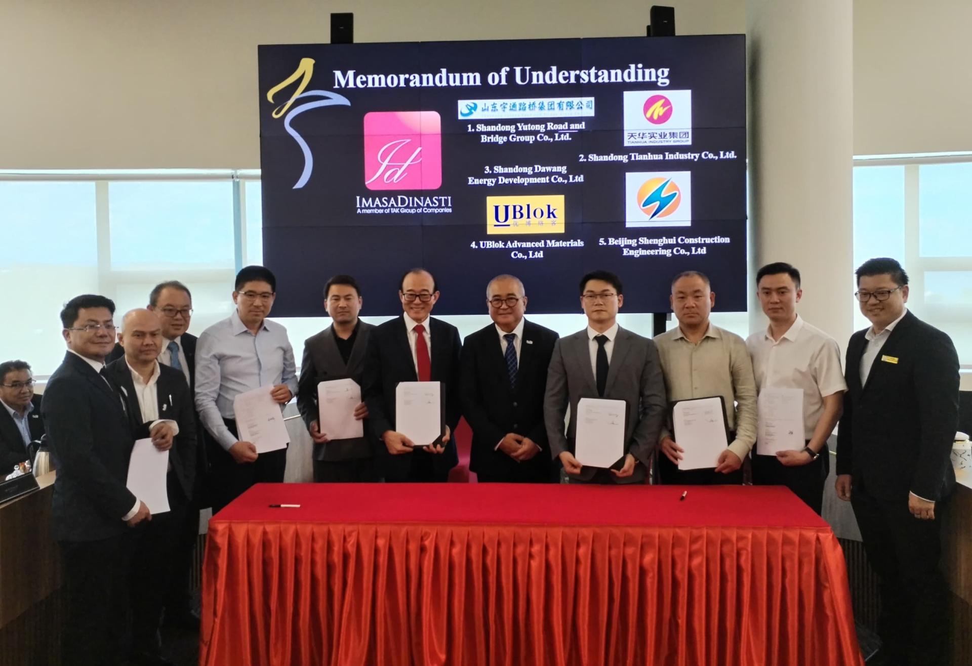 各签约公司代表与见证者合影。右5为美里市长俞小珊。