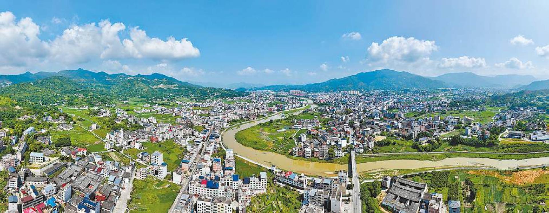 著名侨乡福州市闽清县坂东镇新貌。（包华图）