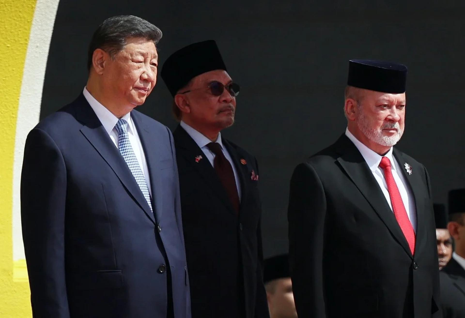 国家元首苏丹依布拉欣陛下在国家王宫陪同中国国家主席习近平出席国宾欢迎仪式。在场的包括首相拿督斯里安华。