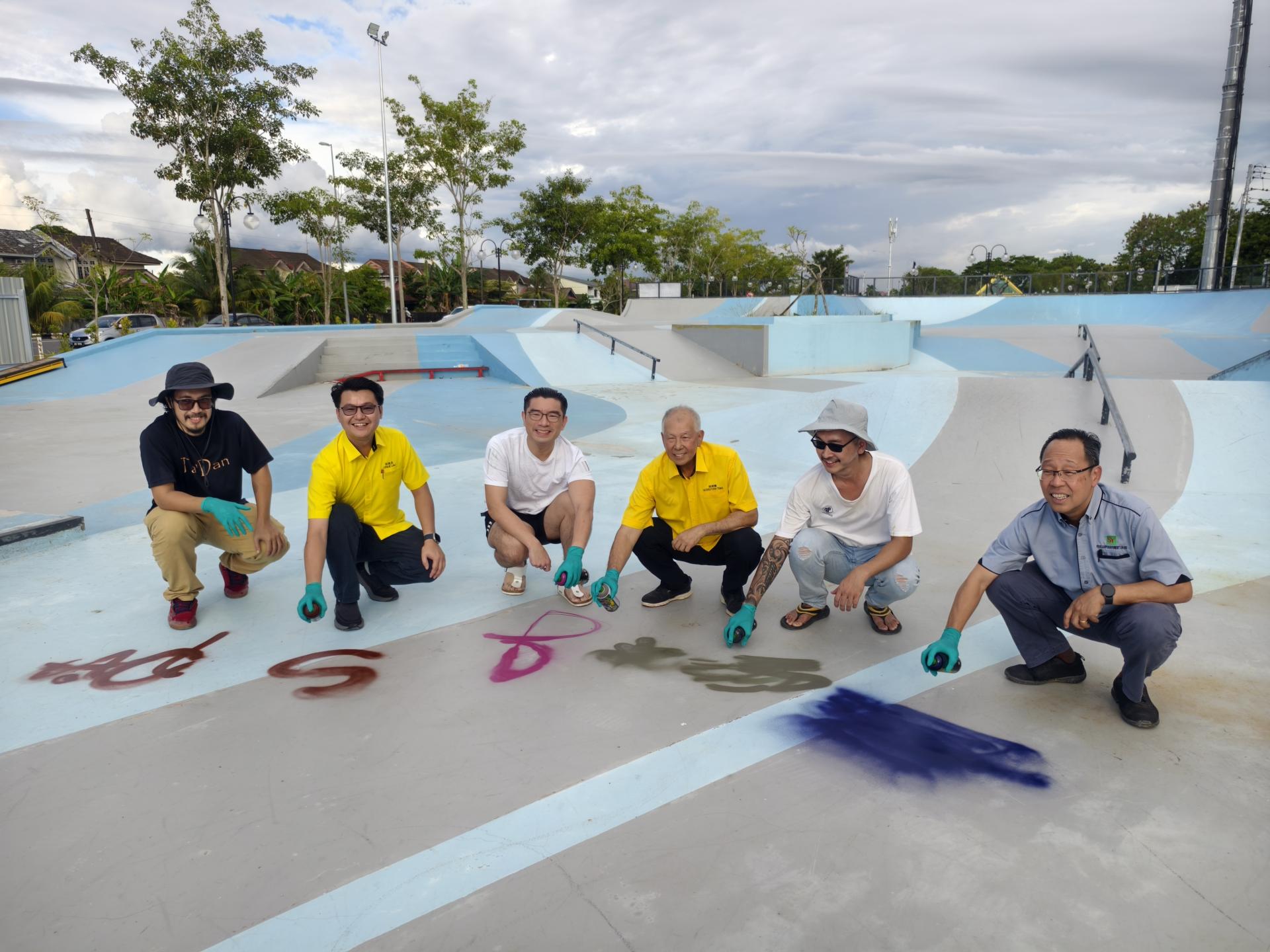 美里人造湖滑板场3D地板壁画项目工程展开绘制启动礼。左2起为美里市议员刘奕杰、昇阳集团  执行副主席兼集团董事经理拿督林如健、砂旅游部副部长拿督陈超耀、艺术家江泽强（Jagung），以及昇阳集  团首席营运员邓文亮。