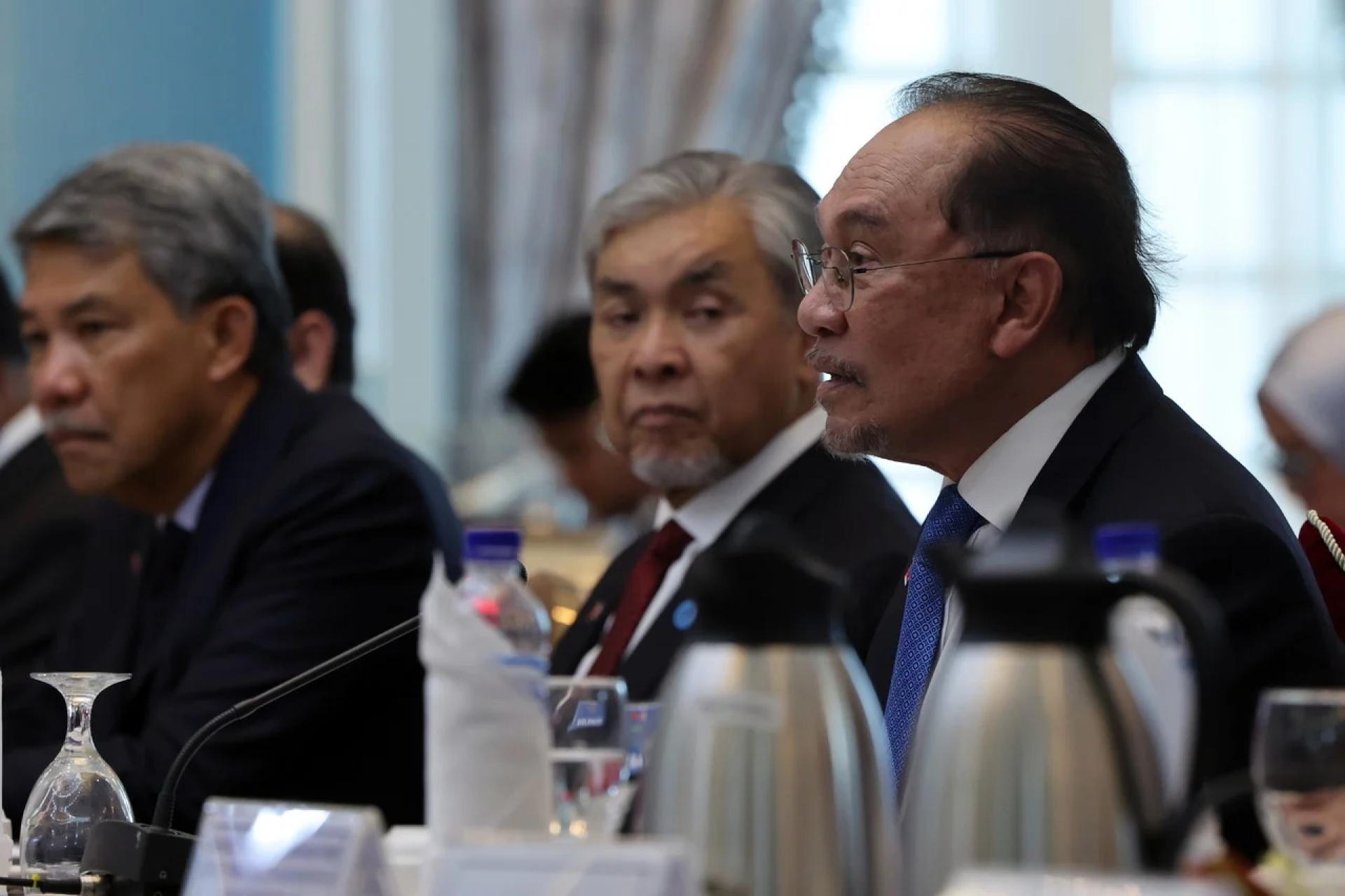 安华（右）：马来西亚会与中国在经济、贸易、投资、人工智能等新技术，以及多年来讨论的议题及共同兴趣的领域展开合作。