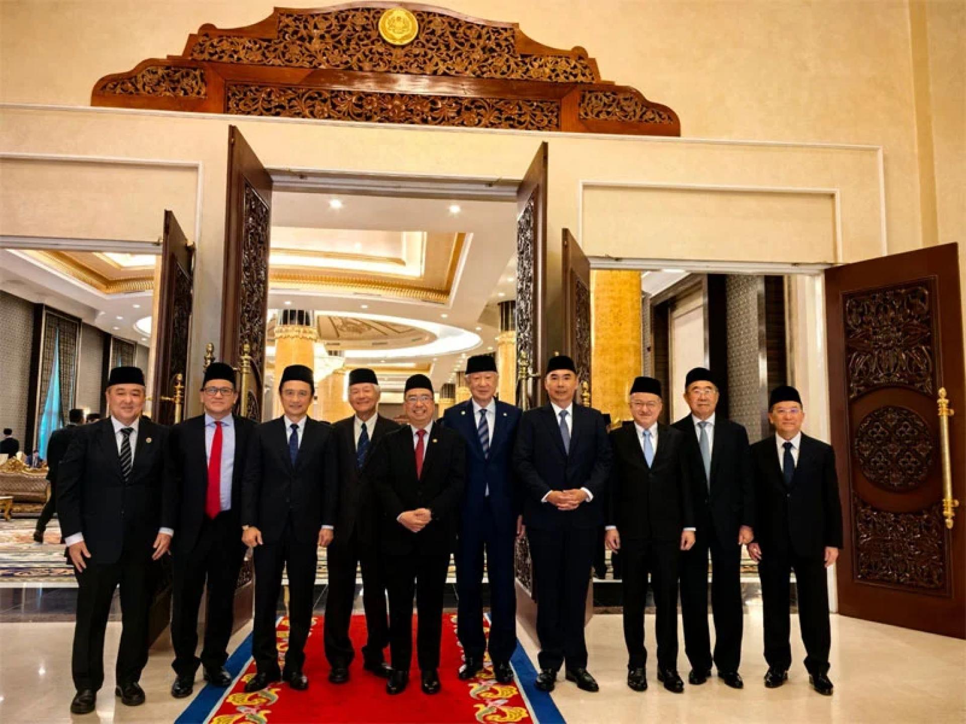 中总领袖与正副部长出席国宴时合影。左起陈镇明、诺嘉兹兰、戴良业、林国璋、郑立慷、卢成全、吴逸平、刘镇东、李爱贤及梁海金。（图片由中总提供）