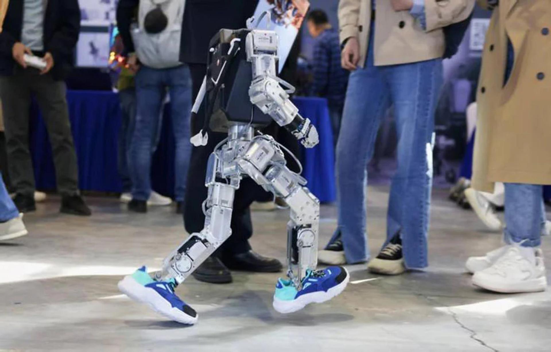高擎机电的人形机器人在大会场内快速行走。