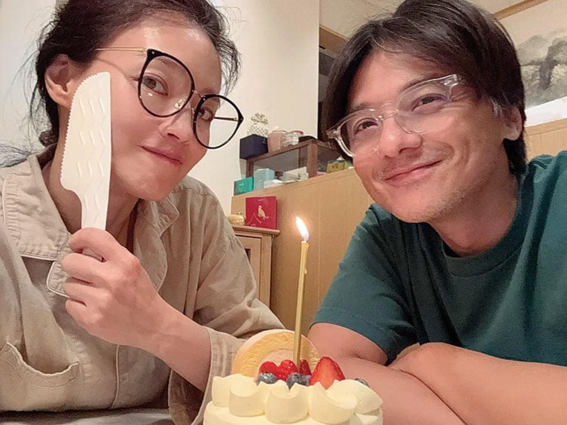 舒淇49岁生日和老公冯德伦一起度过。