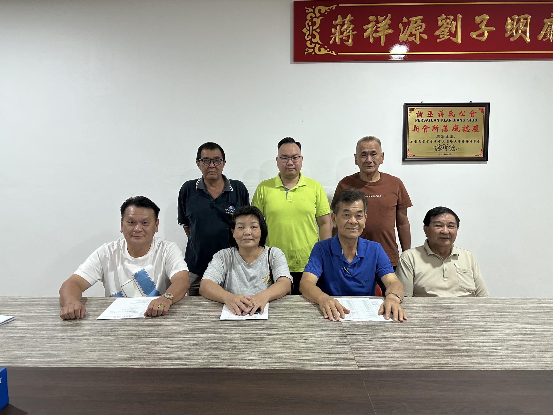 前排左起为秘书甲必丹蒋祥德、筹备会主席蒋媚晴、主席蒋祥茂及财政蒋祥达。