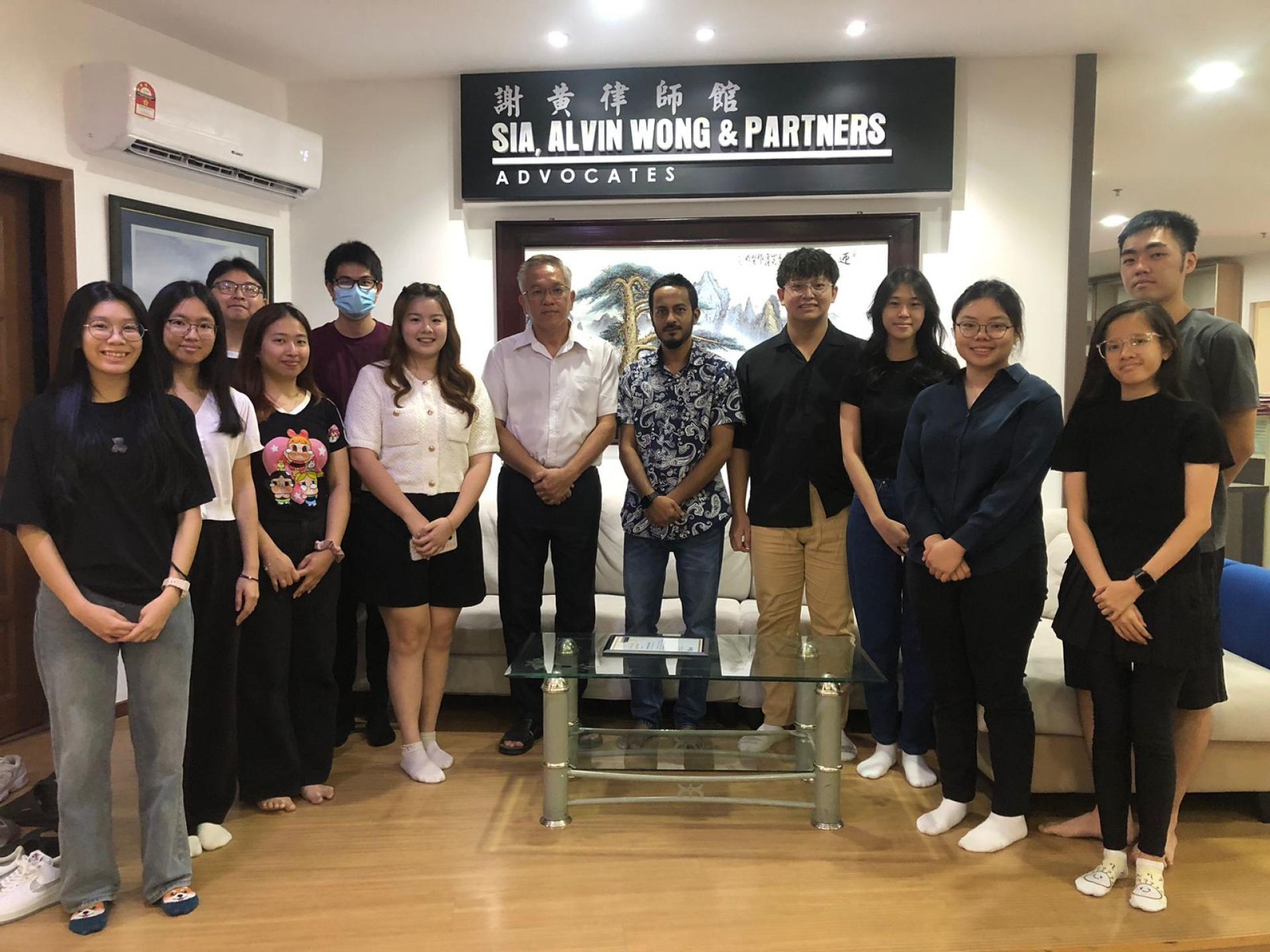 科廷大学师生与律师馆成员合影。