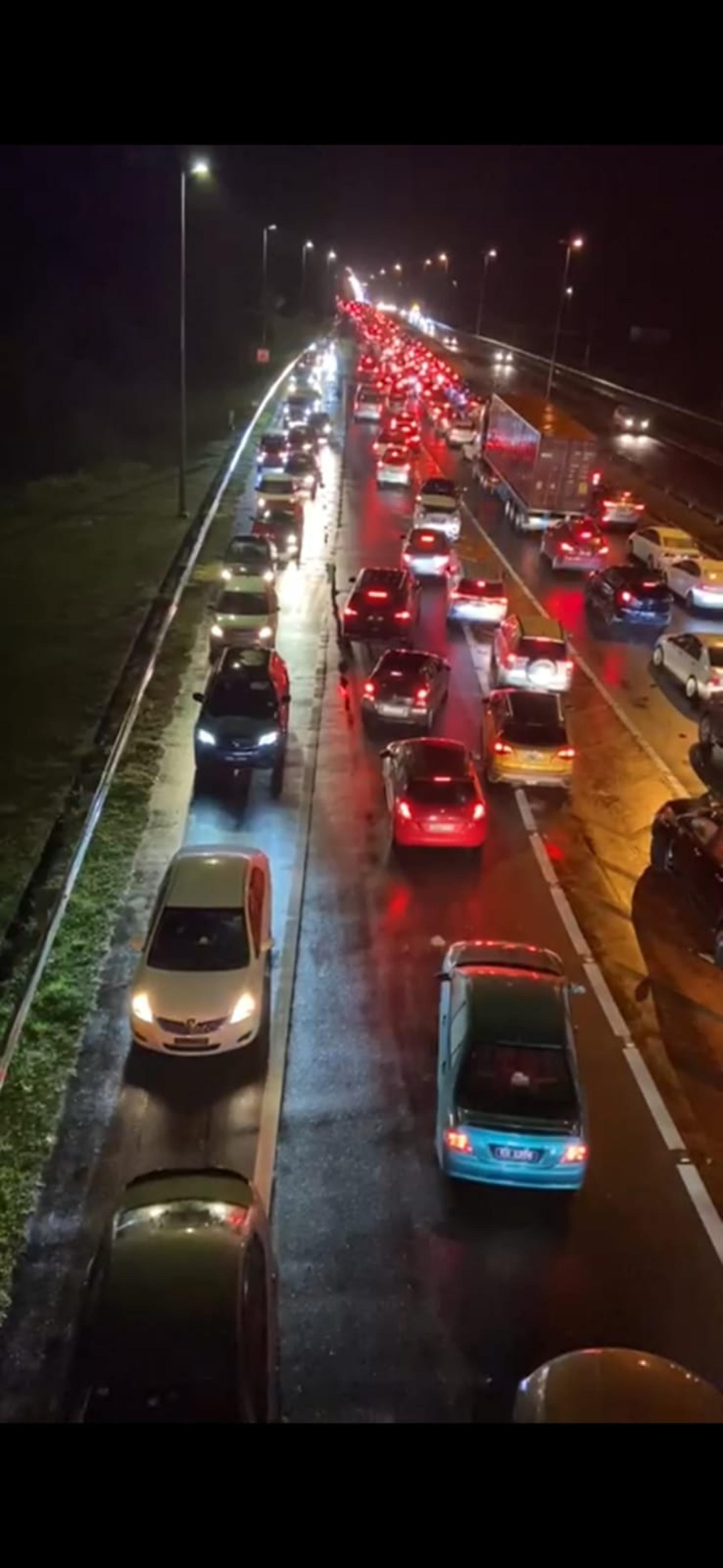 暴雨造成高速公路交通阻塞