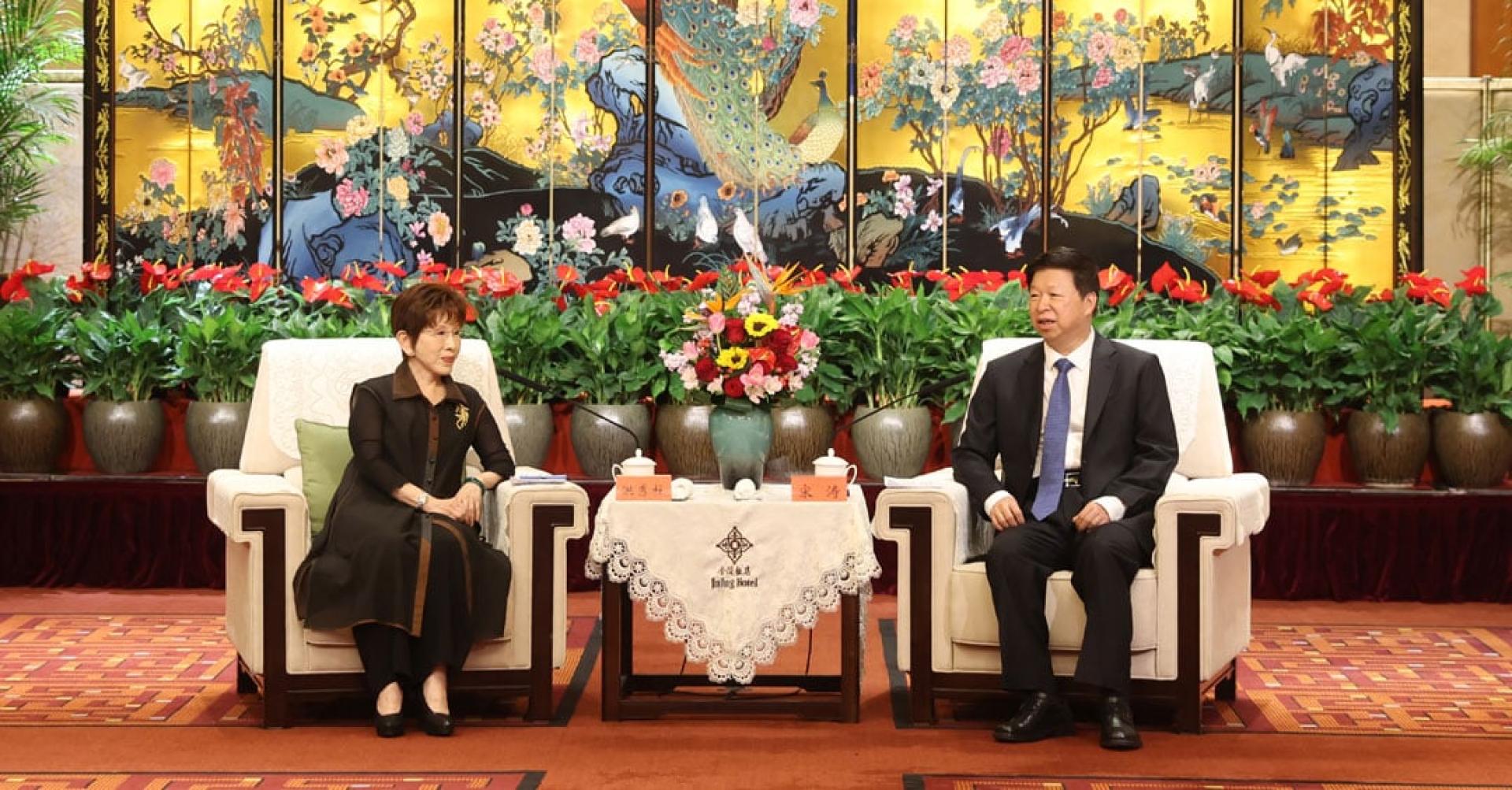 国务院台办主任宋涛（右）会见中国国民党前主席洪秀柱。（图：中新社）