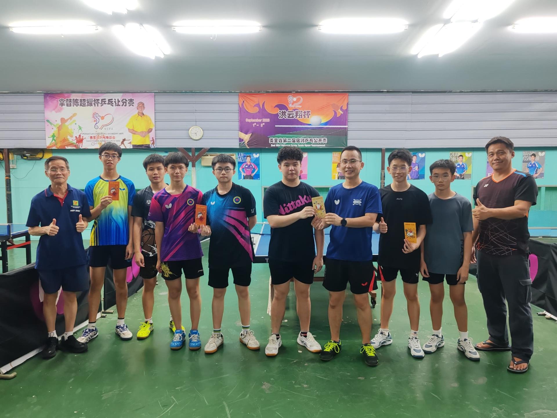 美里乒总副会长郑永生（左1）及 正会长郑桂顺（右1）和优胜者合影。