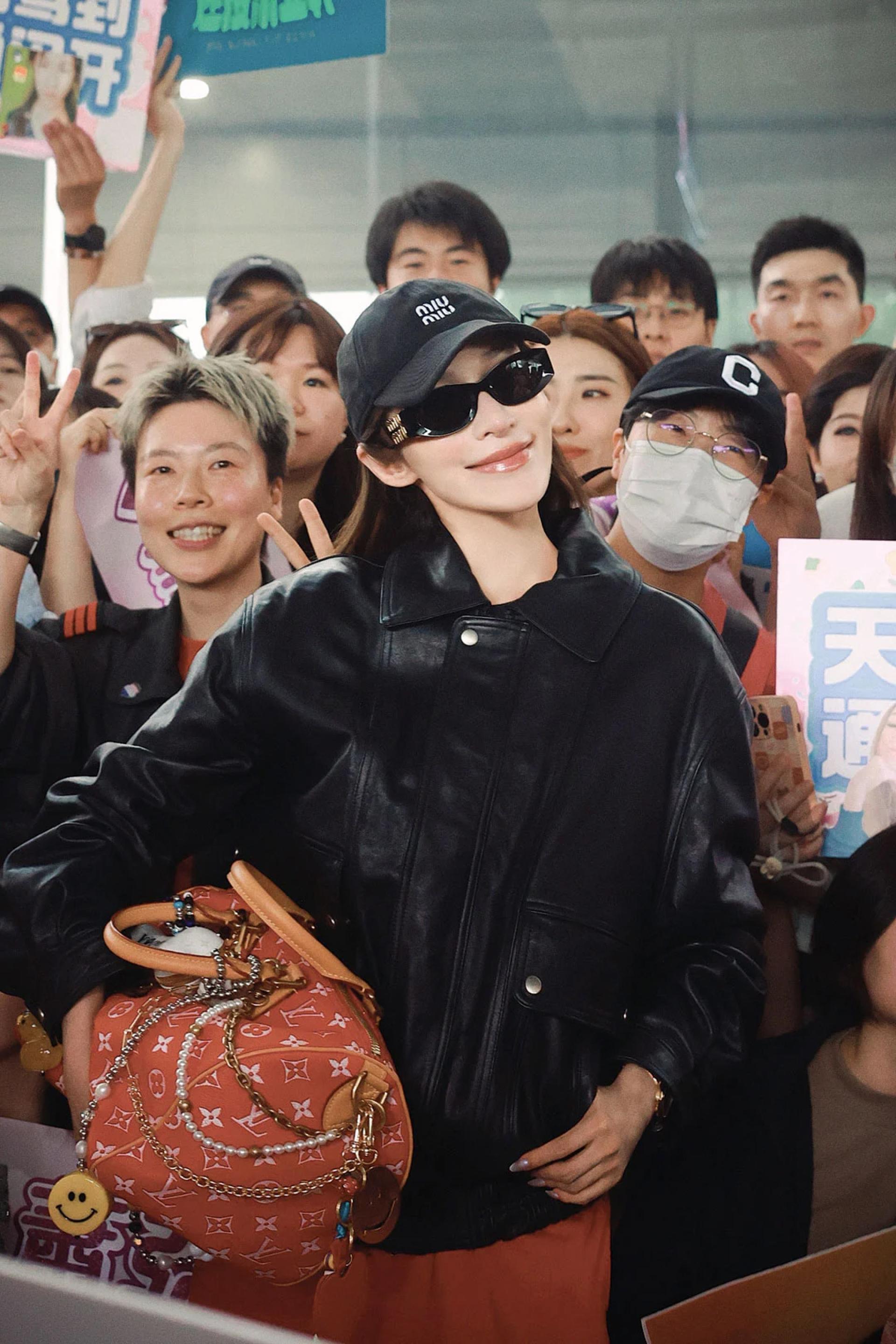 萧亚轩现身无锡机场，粉丝热情接机。