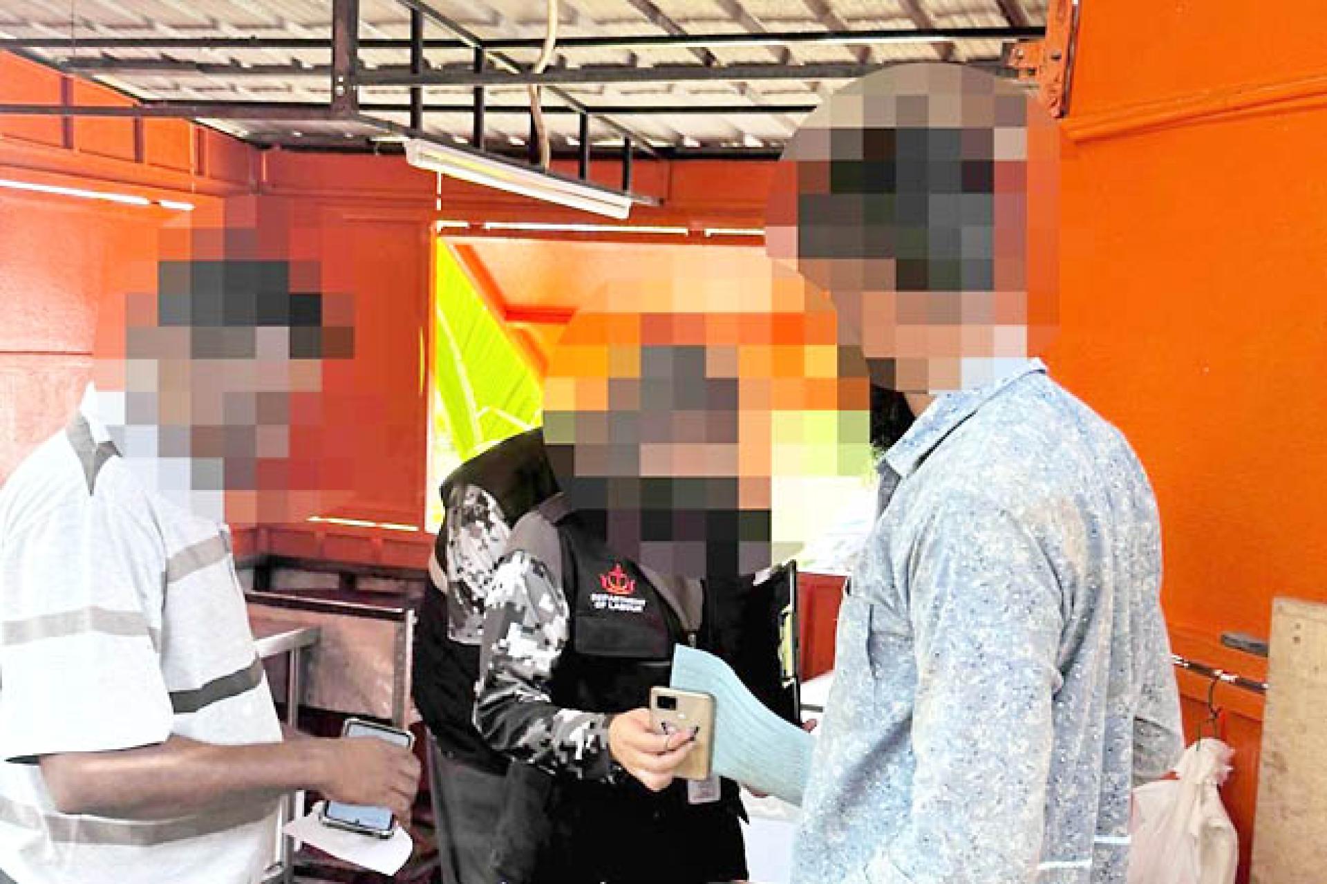 执法人员进行检查