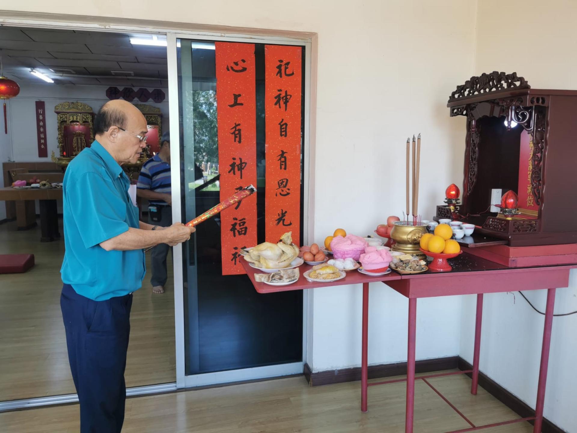 马来奕海南公会主席孔繁慈进行拜祭