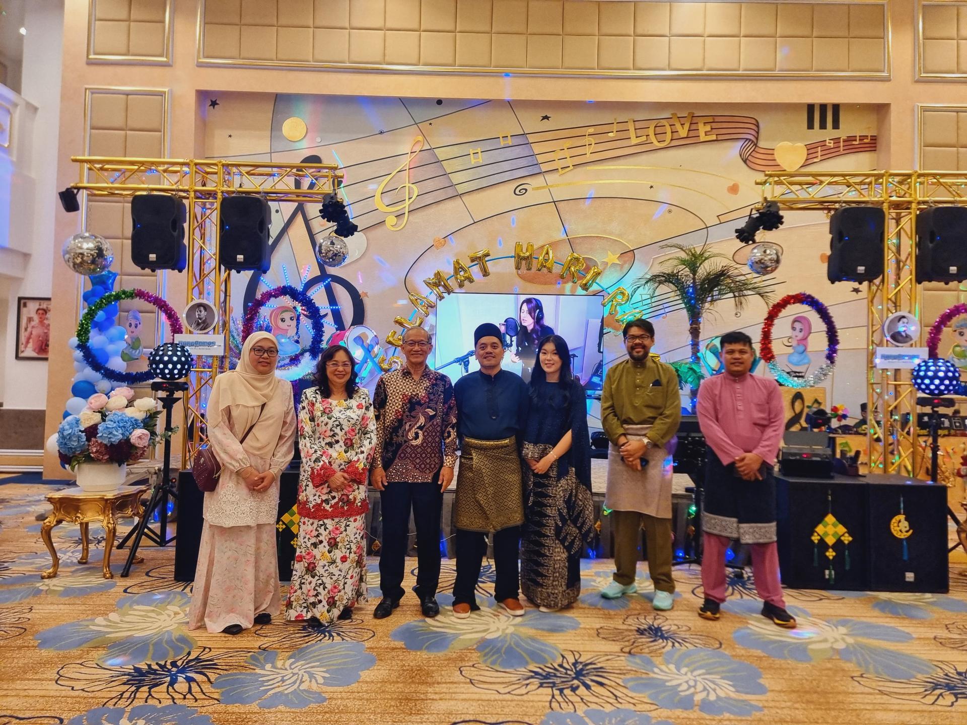 Ranoadidas与包平生伉俪等人合影。