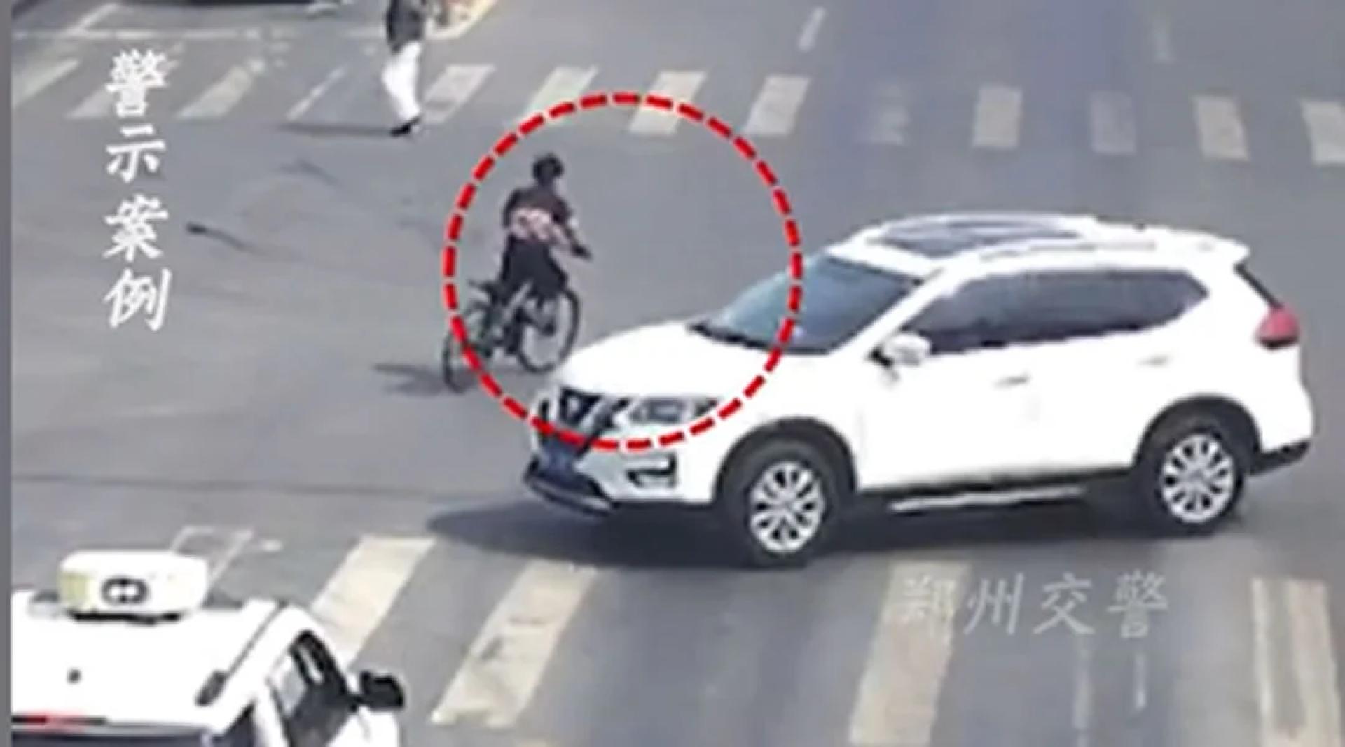 男童完全无视交通，险象环生。