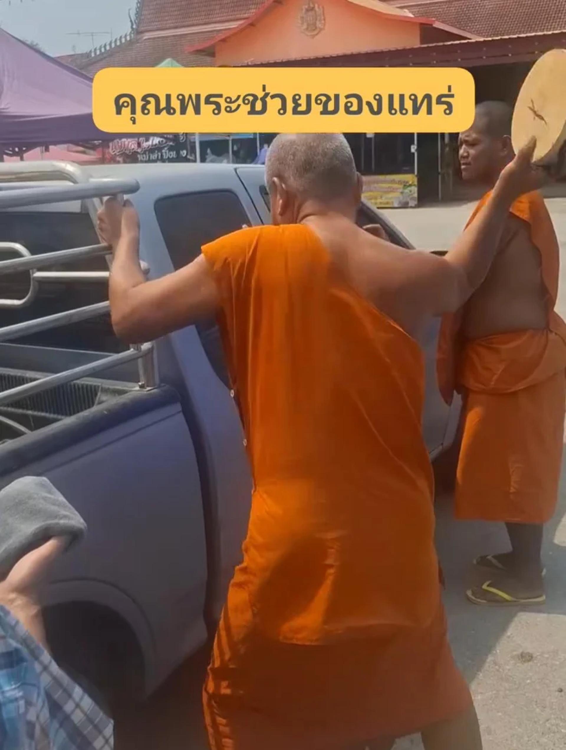 师父敲破车窗，营救车内的小孩。