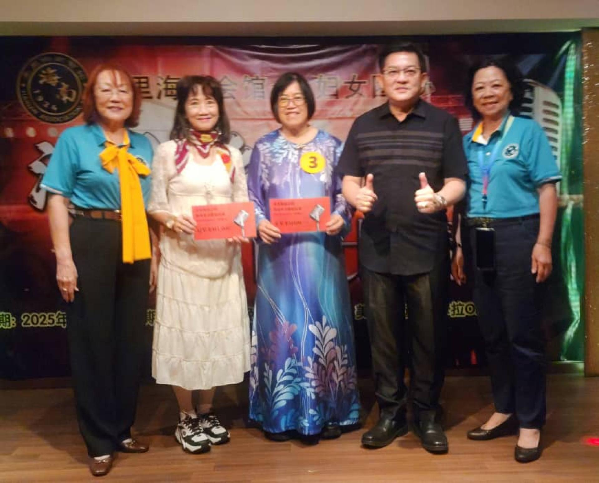 海南乡音歌唱冠亚军与伍思强第一副主席（右2）合影。