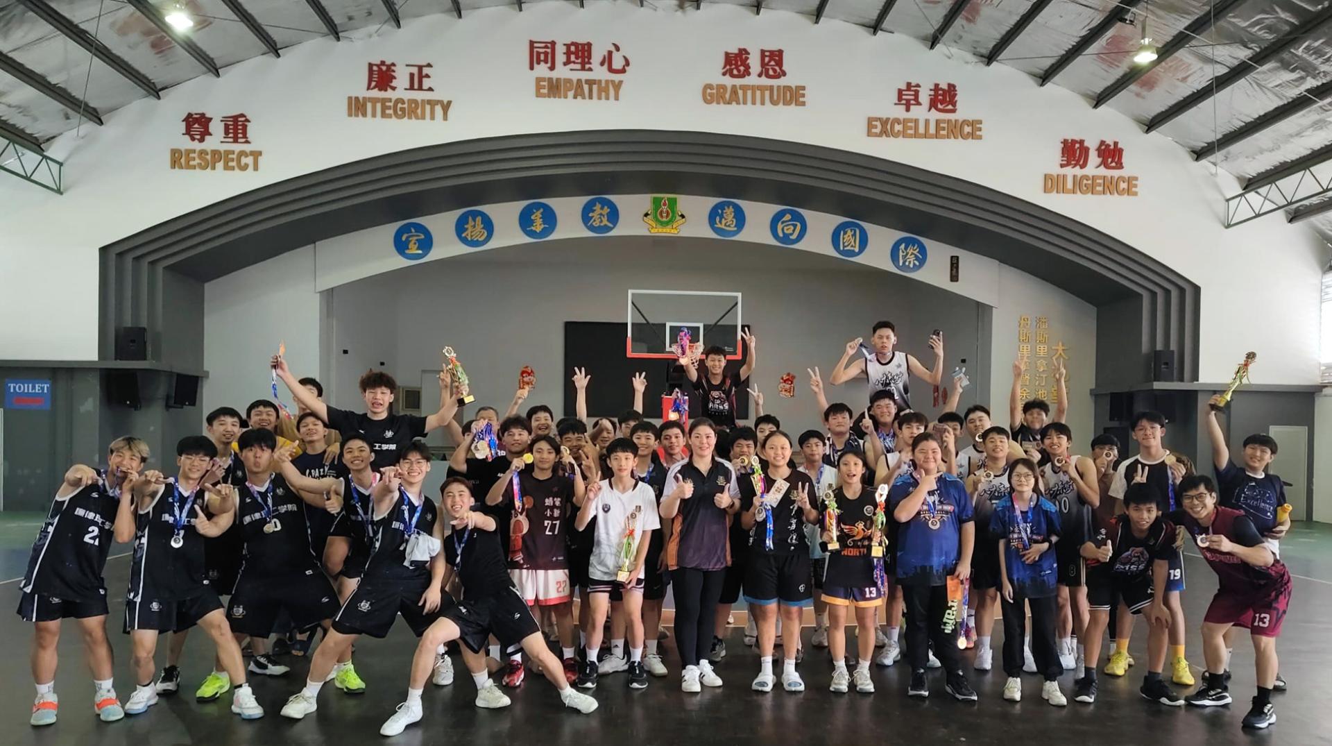颁奖典礼后球员们与江佩娟校长合摄。