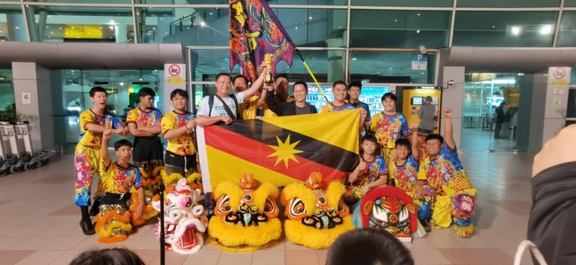 美里威胜体育会龙麒狮团主席池志达（左4）获奖返美里，获得该团出动舞狮迎接归来。