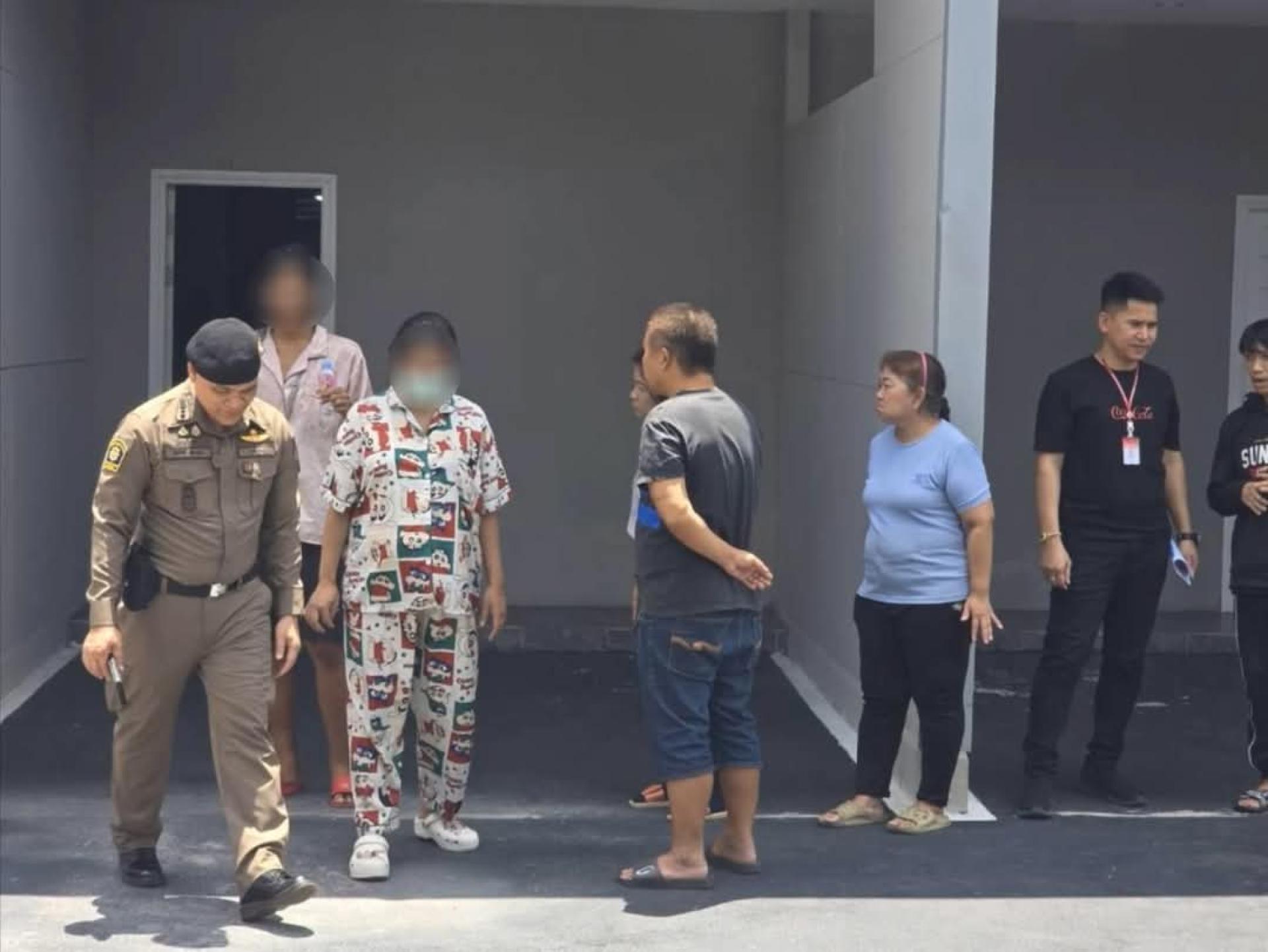 警方逮捕涉案孕妇（左3）协助调查。左2 为案中偷情男子。