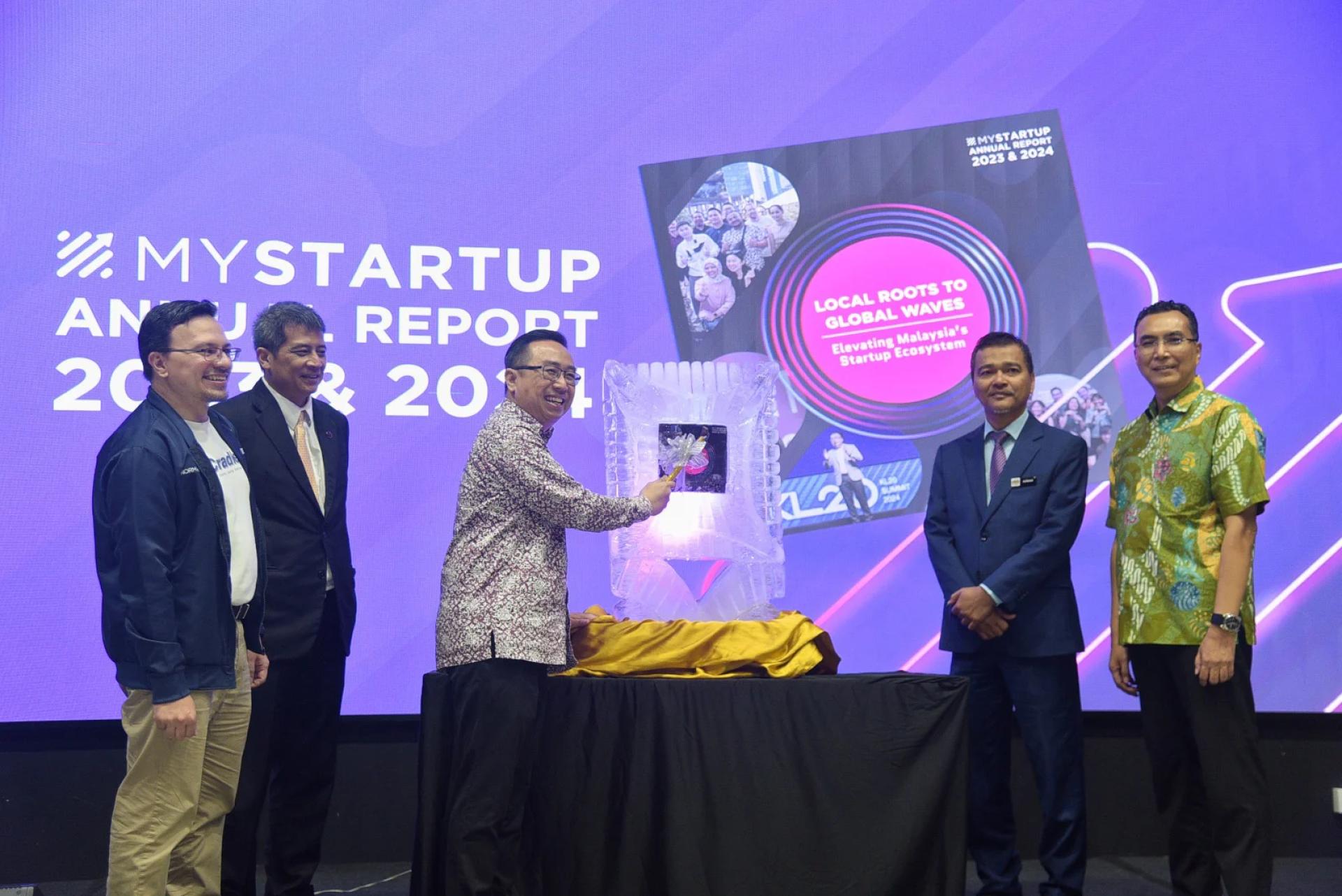 郑立慷为《MyStartup 2023和2024年度报告》主持推介，左起：摇篮基金会首席执行员诺曼、东盟社区与企业事务副秘书长纳拉亚。