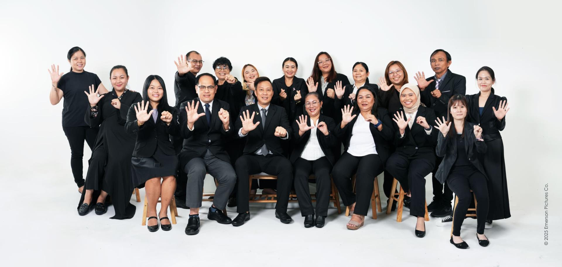 全体筹备会成员合照，前排左三起为北砂新闻从业员协会会长蔡传晋及筹备会主席兼副会长格蕾丝。