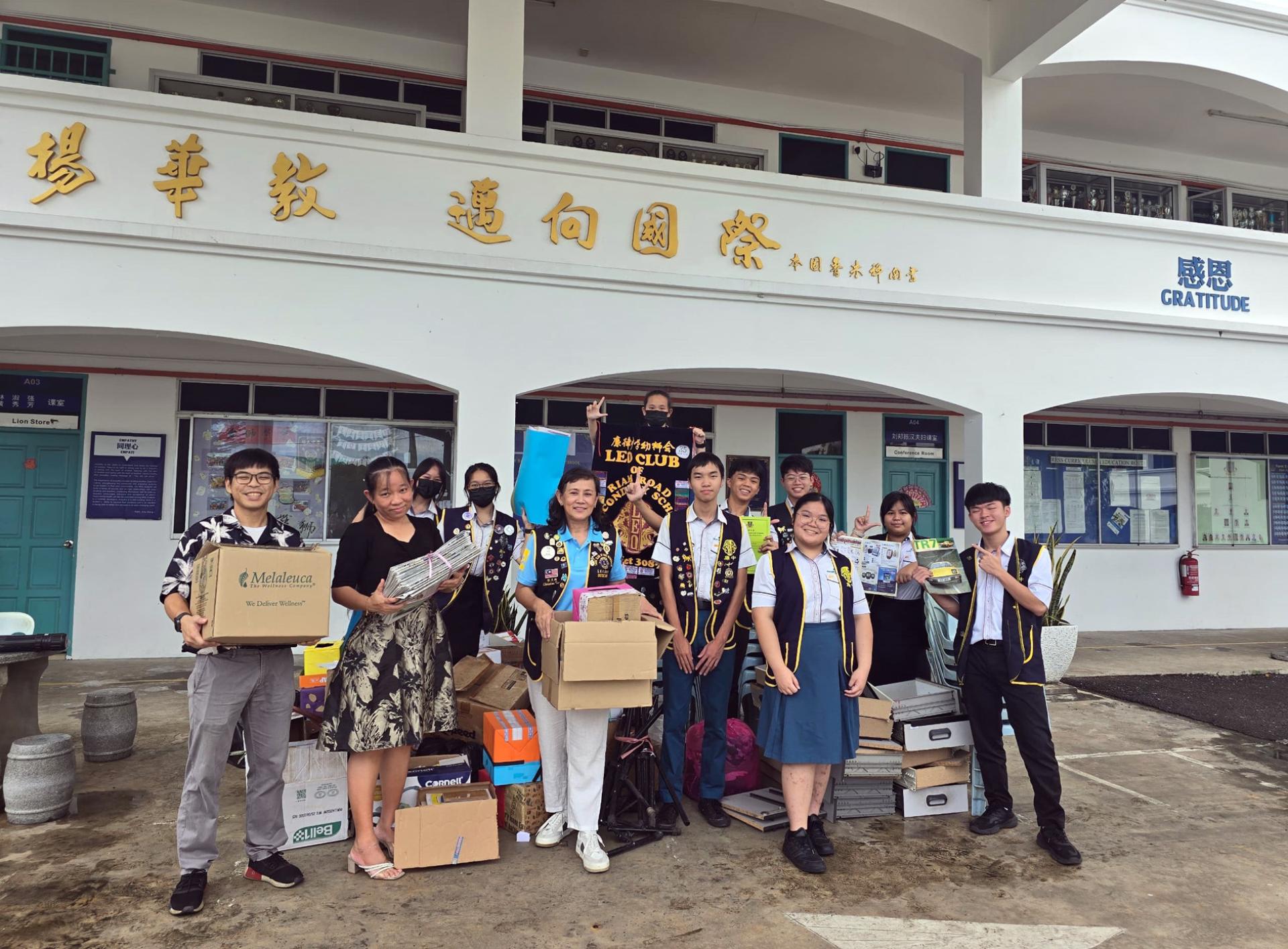 （前排左起）廉中幼狮会指导老师范其远、林巧隆，顾问张克娜狮友、筹备会主席黄信苇幼狮及主席李炫儒幼狮与其他幼狮一同合影，共同推动环保意识。