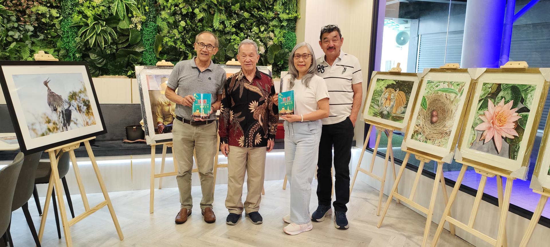 左起摄影家黄宝鈺、会长孫德安、画家郭云开和她先生