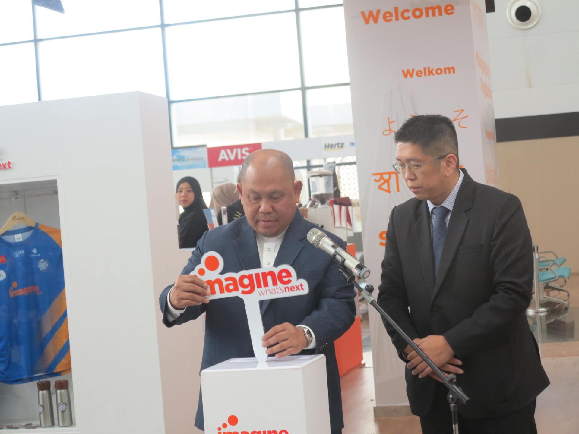 交通与通信部副常任秘书Mohammad Salihin  主持开幕，右为Imagine 的董事兼代首席执行官温贤荣