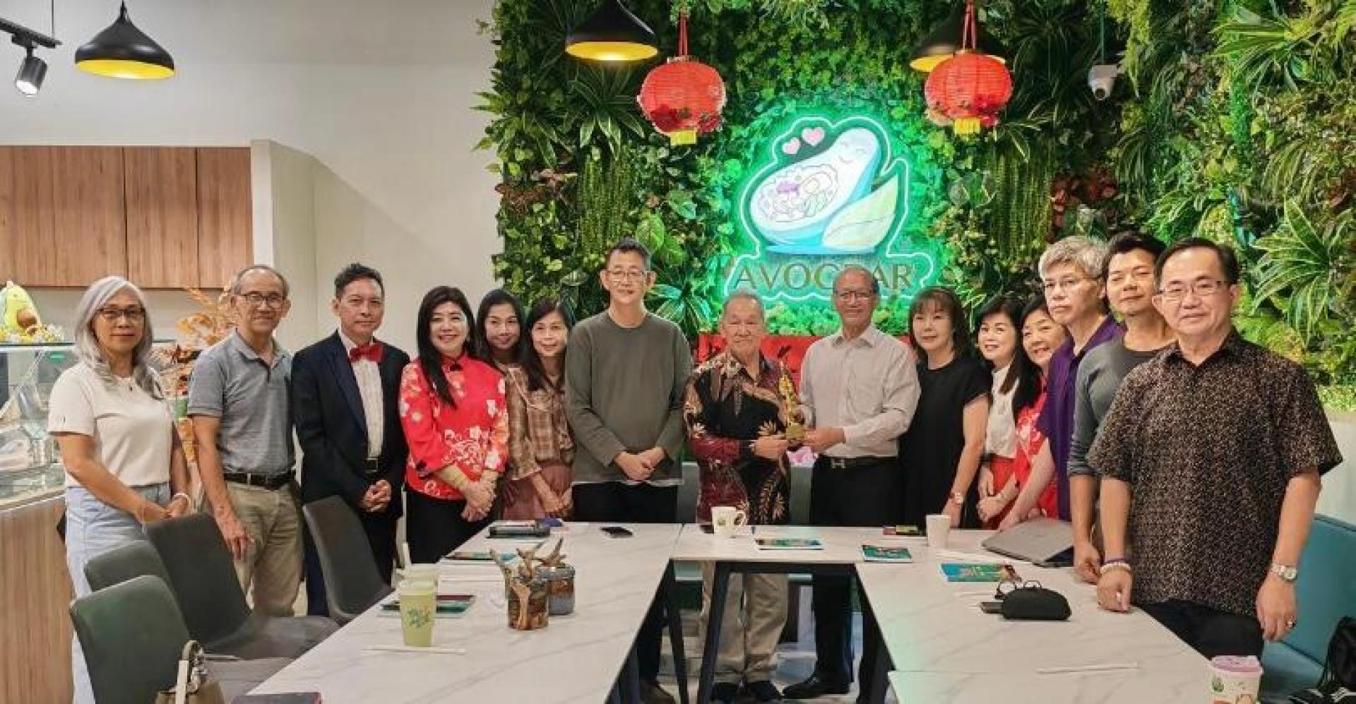 左一为女画家郭云开、左  二为摄影师黄宝钰，左四、AvocBar餐厅东主之一陈丽珍、左七、杨镇声、左八、孙德安、左九、包平生