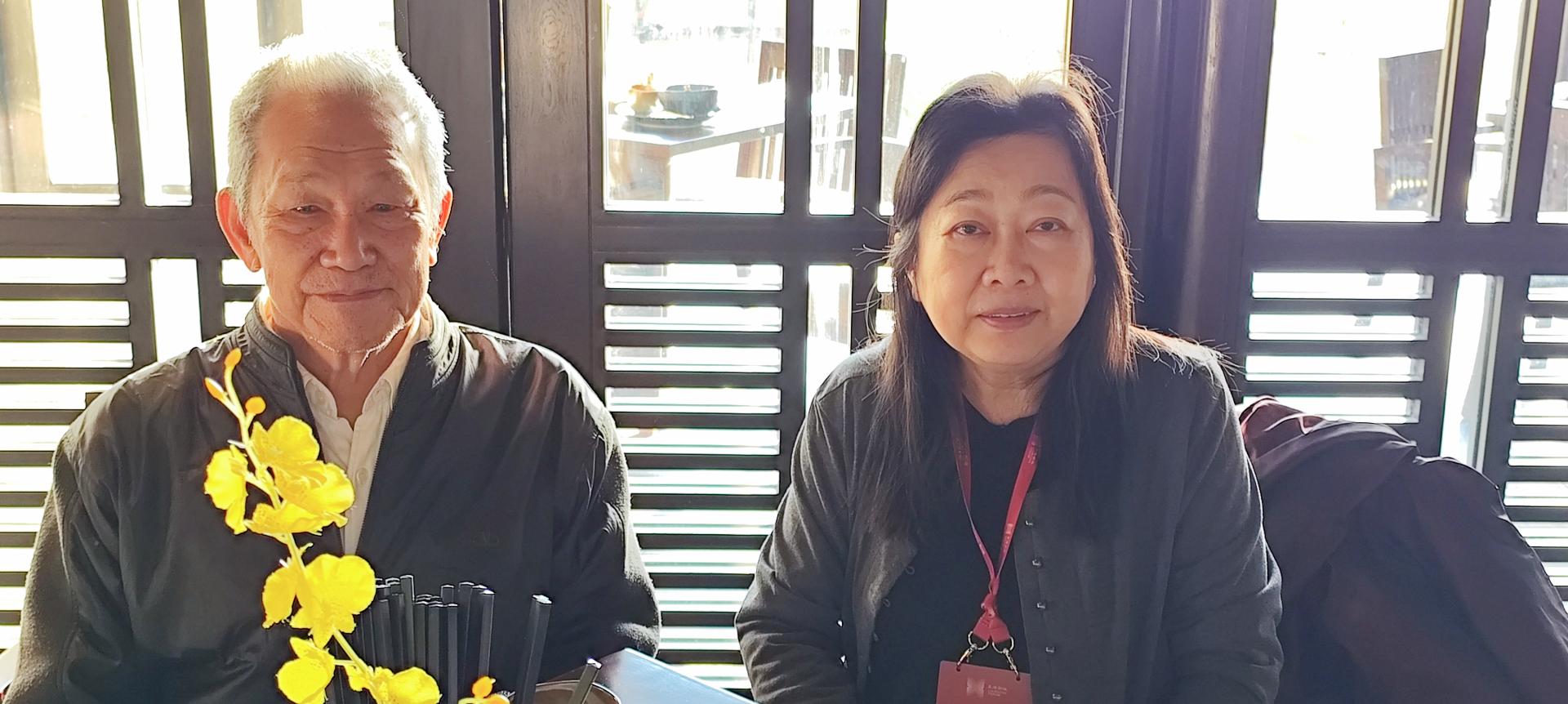 左起孙德安与马华作协会长潘碧华合影