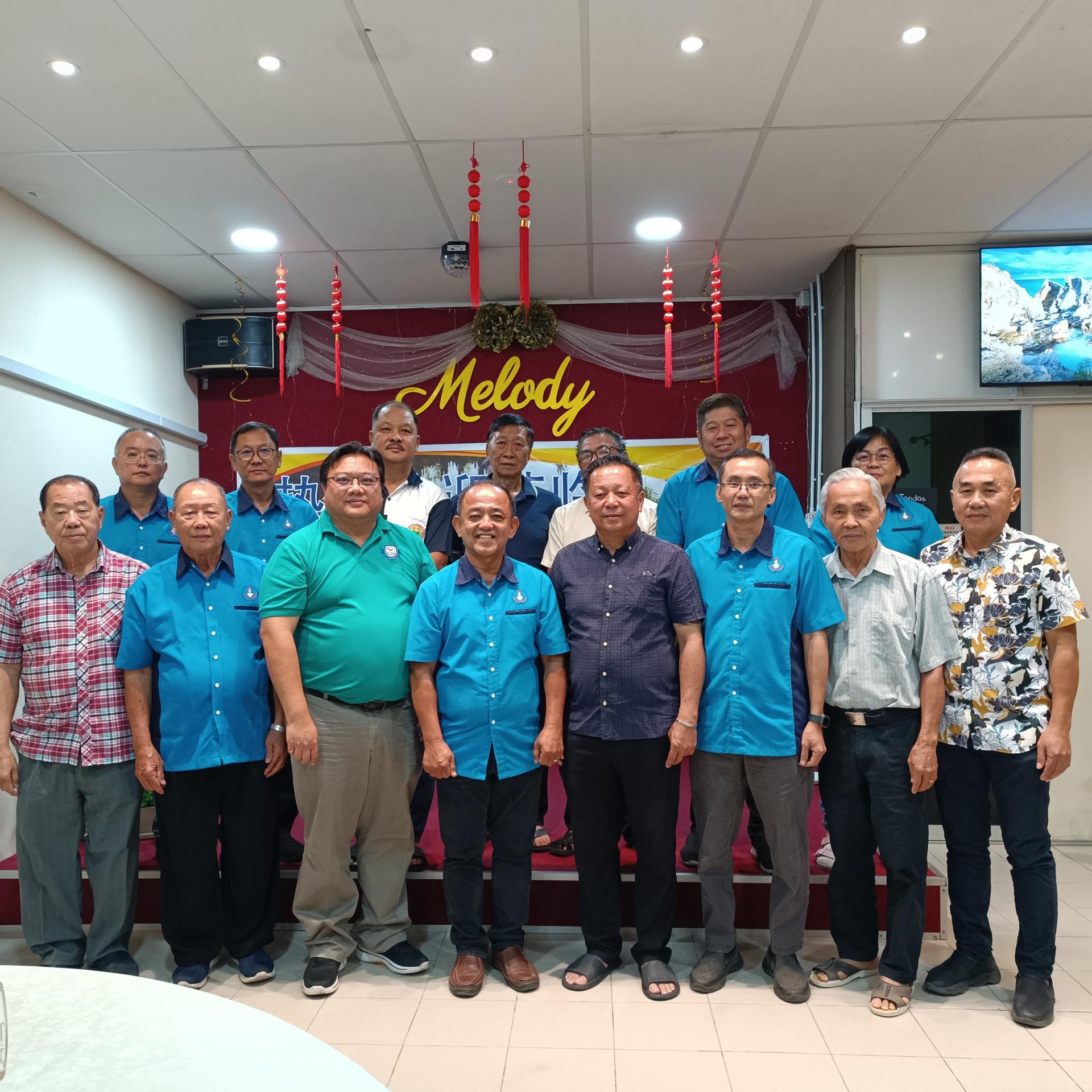 出席说明会的各校董事长及华社团体组织代表合影。前排右起为甲必丹何庆成，甲必丹邹国富，甲必丹邓威廉，本固鲁贝冠鹏，美里省与林梦省津贴华文小学董事会联合会主席本固鲁叶增城，美里与林梦华校教师公会主席赖昭恬校长，邱民伟及石山中华总商会理事长杨兴有。