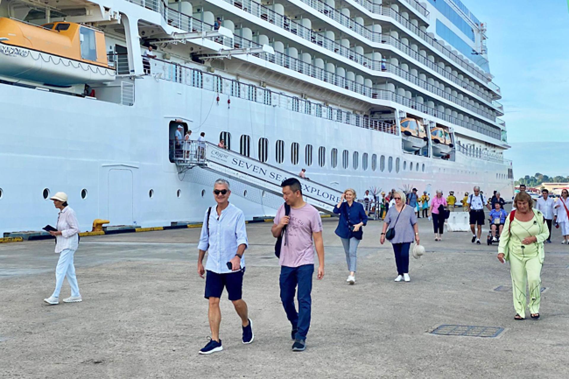 七海探险号游轮旅客下船作短暂旅游