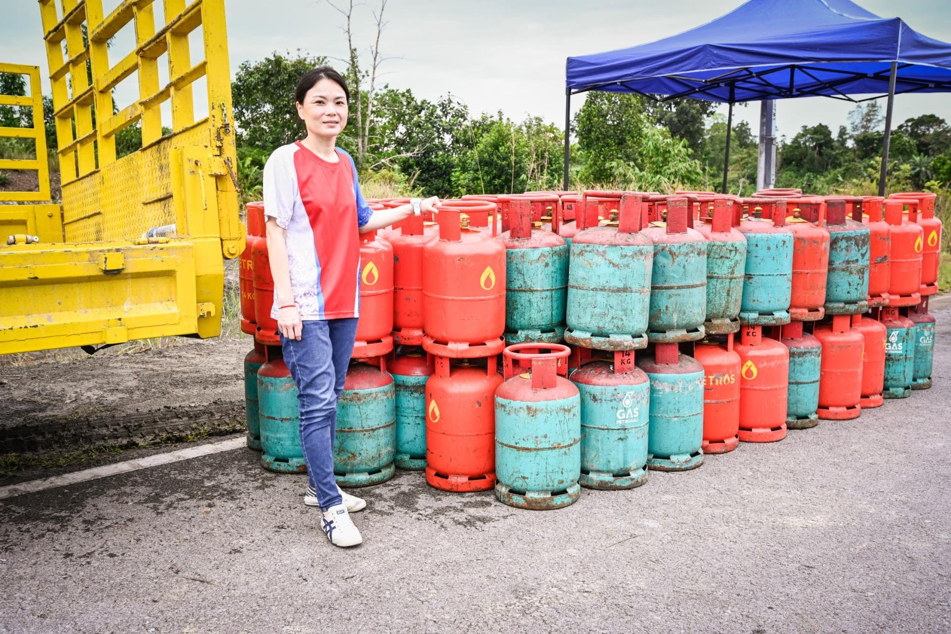 南兰区国会议员刘强燕服务中推行《我爱南兰活动：更换黄色煤气桶》，从4月28日至30日协助仍在使用黄色煤气桶的民众进行更换，并优先开放予南兰区选民申请。(档案照片)