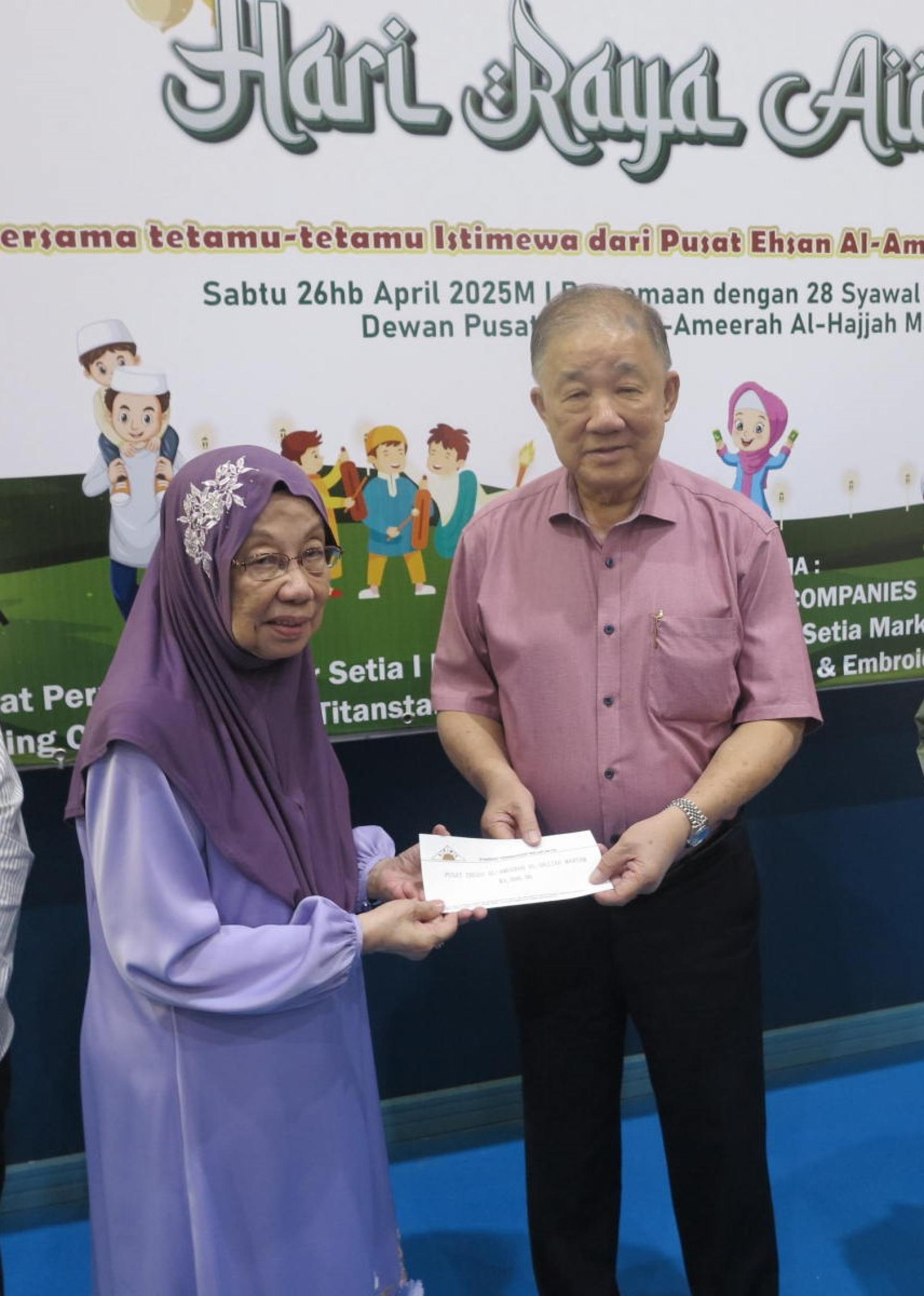 Malar Setia 有限公司董事经理林振南移交捐款予益善中心执行信托委员彭基兰拿汀诺莱妮