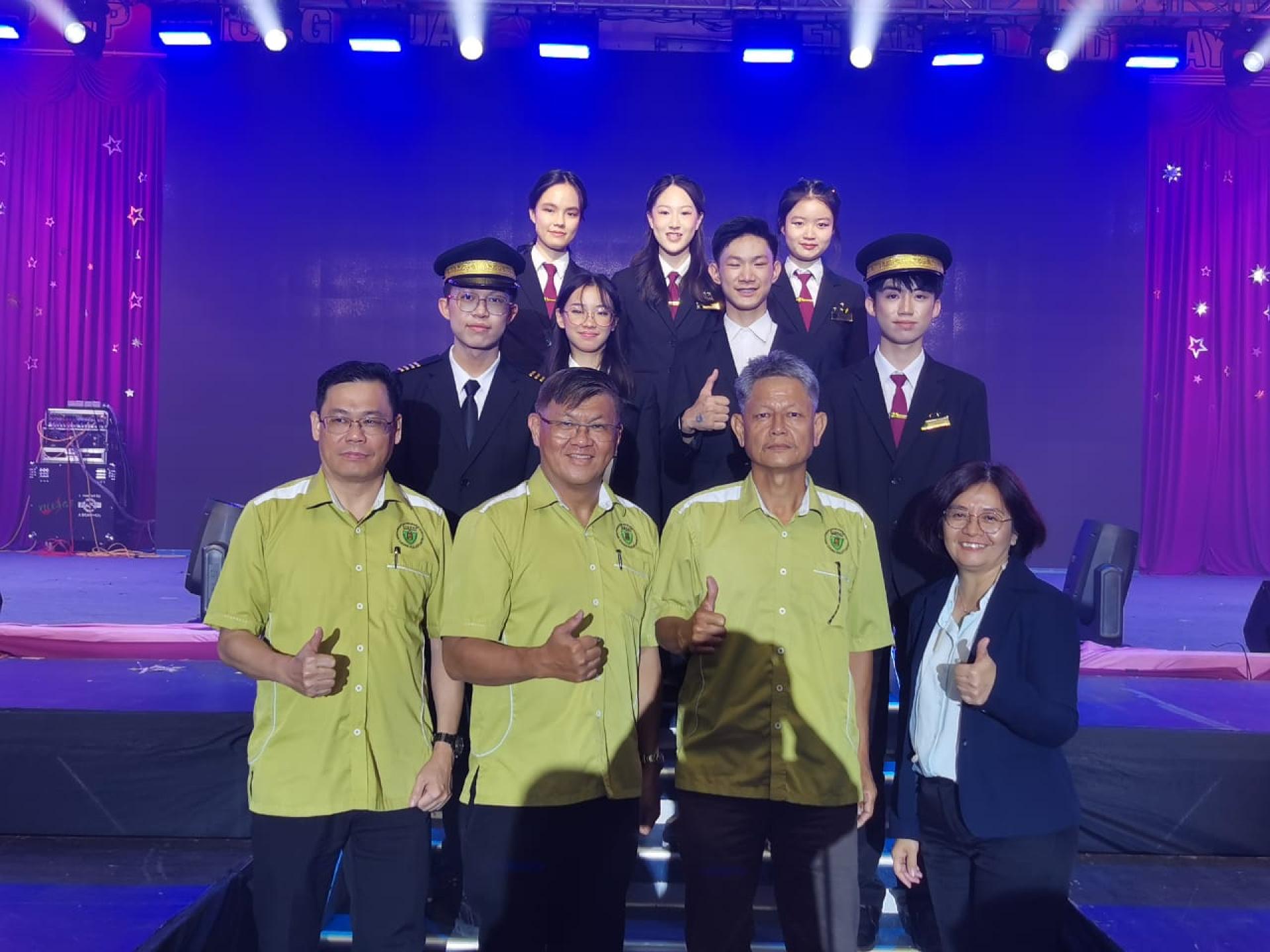 美中家协理事于第一晚（4月25日）文娱晚会上与筹备会最高理事合照。