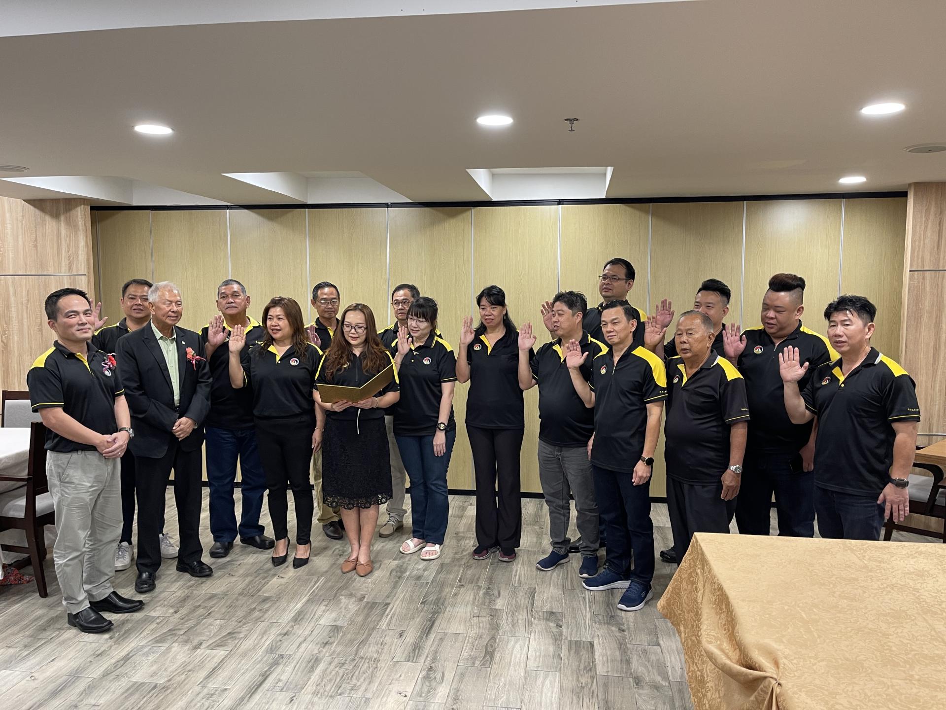 美里摄影学会第47届理事就职典礼，由拿督陈超耀（左2）主持监誓，张嵻洺（左）见证。