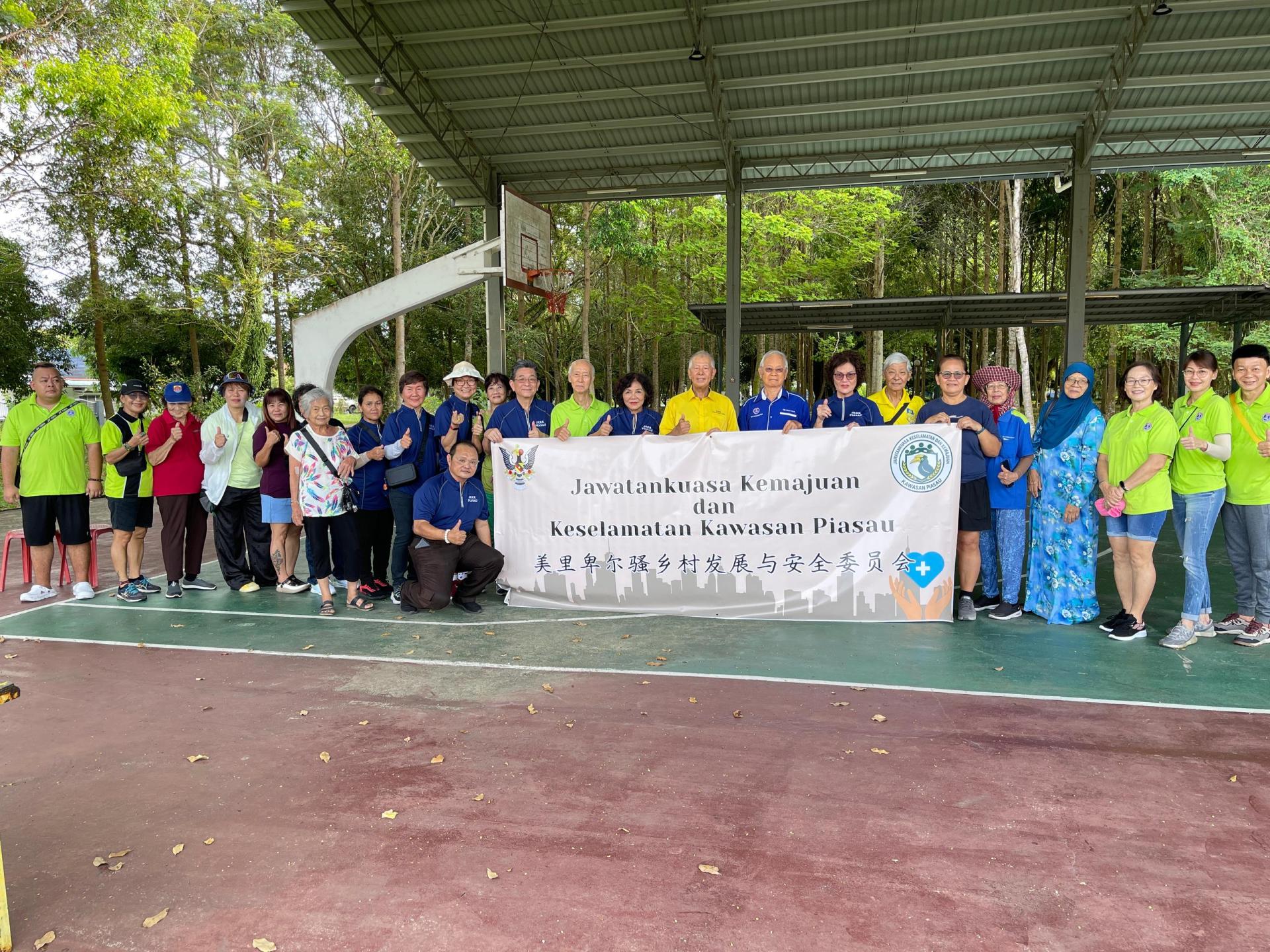 卑尔骚区乡委会及卑尔骚区居民委员会（KRT）联合举办大扫除活动出席者合影。
