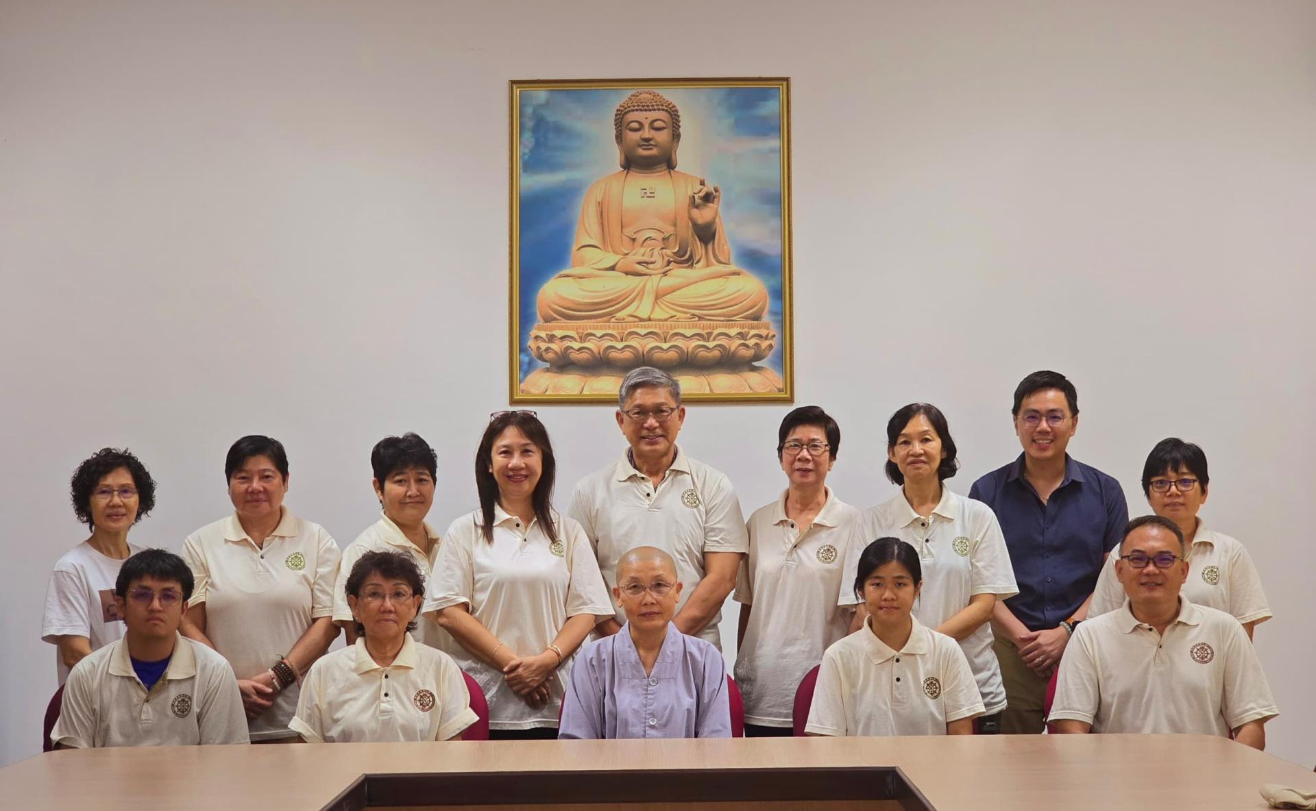 卫塞节筹备会阵容。中间为宗教导师释惟智法师、右1为筹备会主席陈荣华、左1为筹备会副主席孔  庆顺。