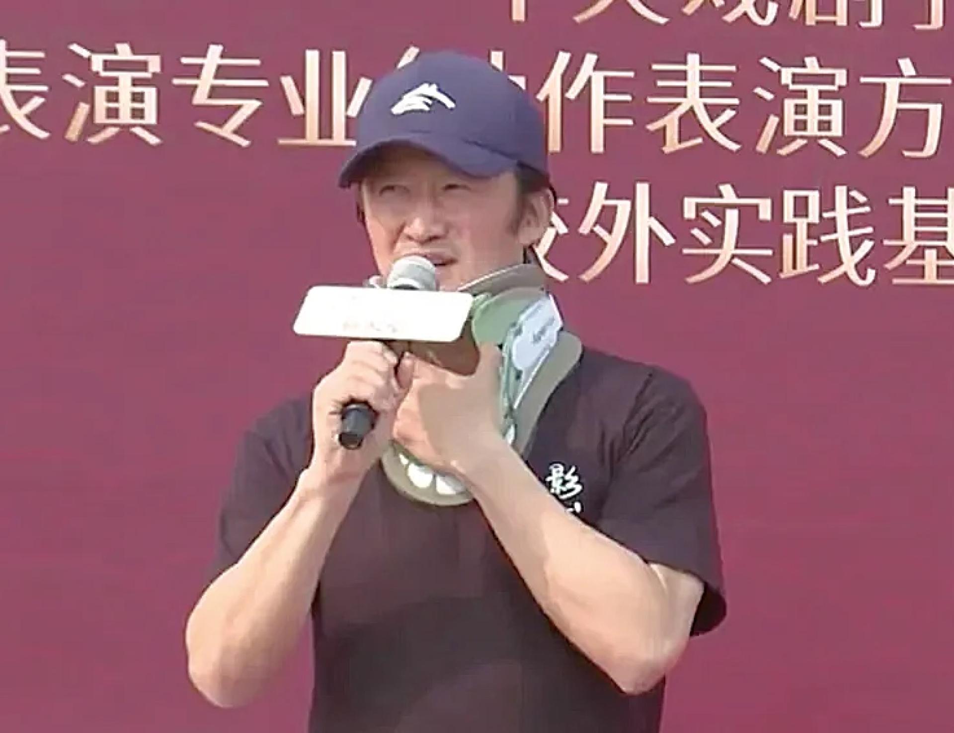 吴京戴护颈现身。