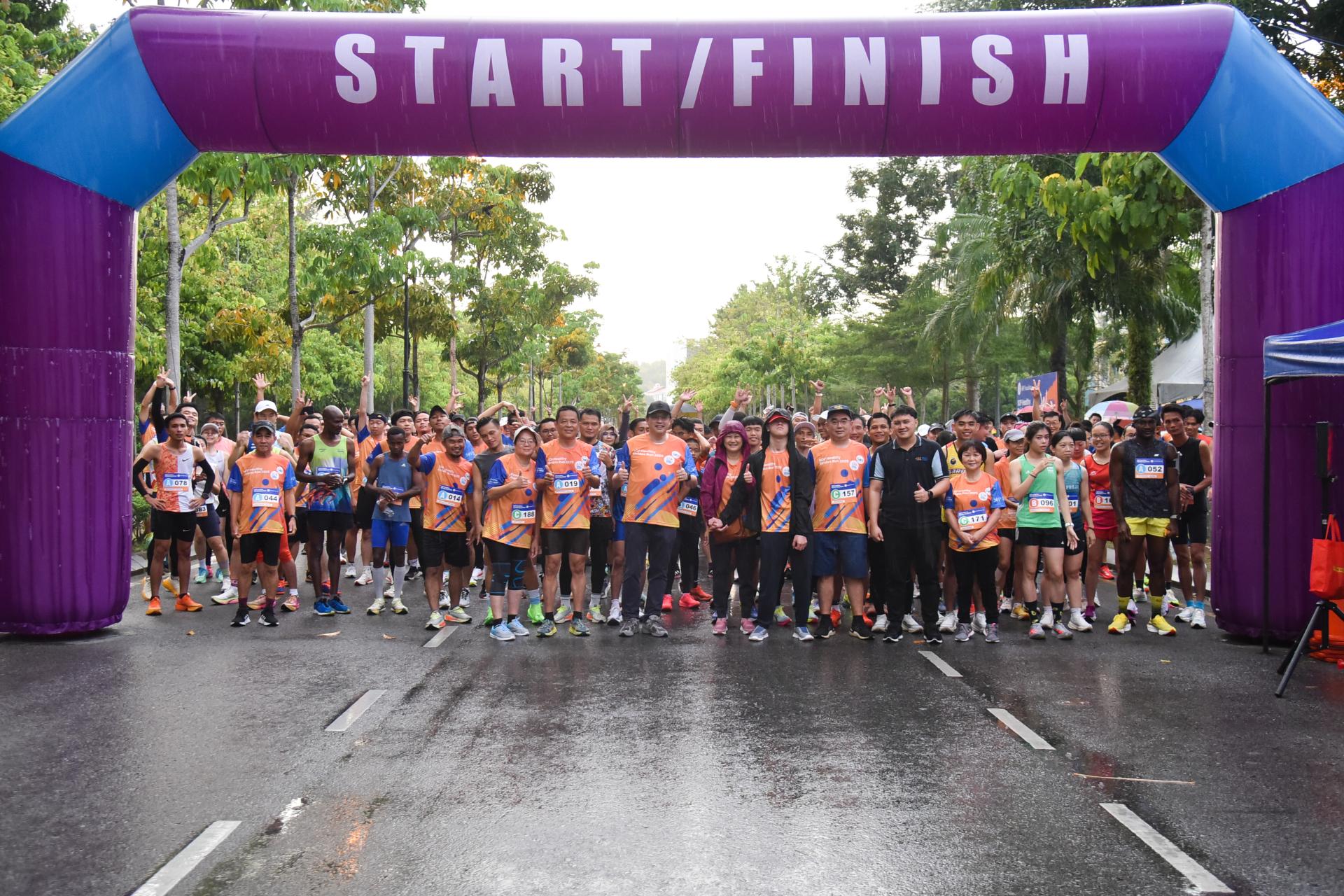 砂油棕公司首席营运长邱冠森与Healthy Strides Malaysia学员及跑步者合影留念。