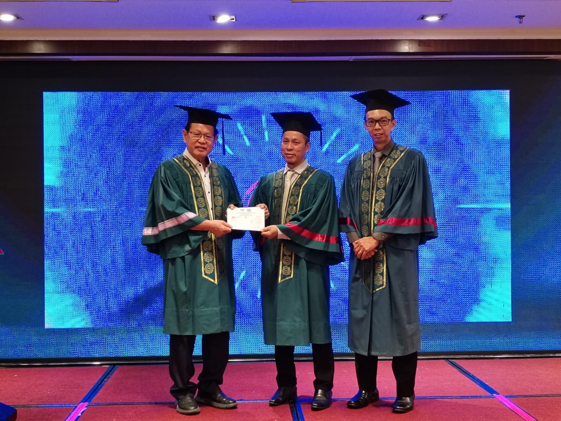 砂交通部长李景胜(左)移交拨款给罗冰登雅政中家教协会主席沙巴益。右为校长姚国荣。