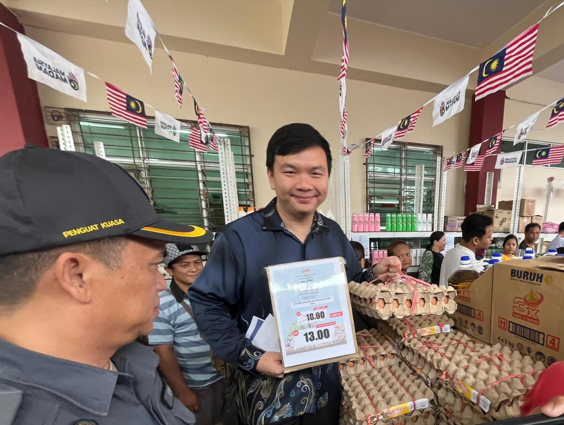 国会议员赵俊文(左2)展示优惠的鸡蛋。